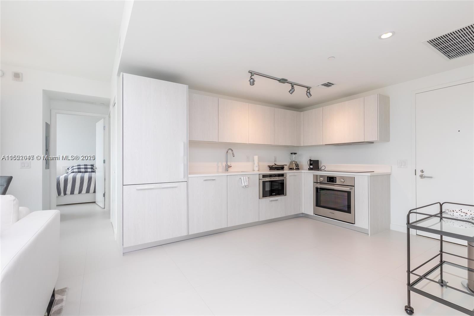 501 Ne 31 1709 Property Photo 6