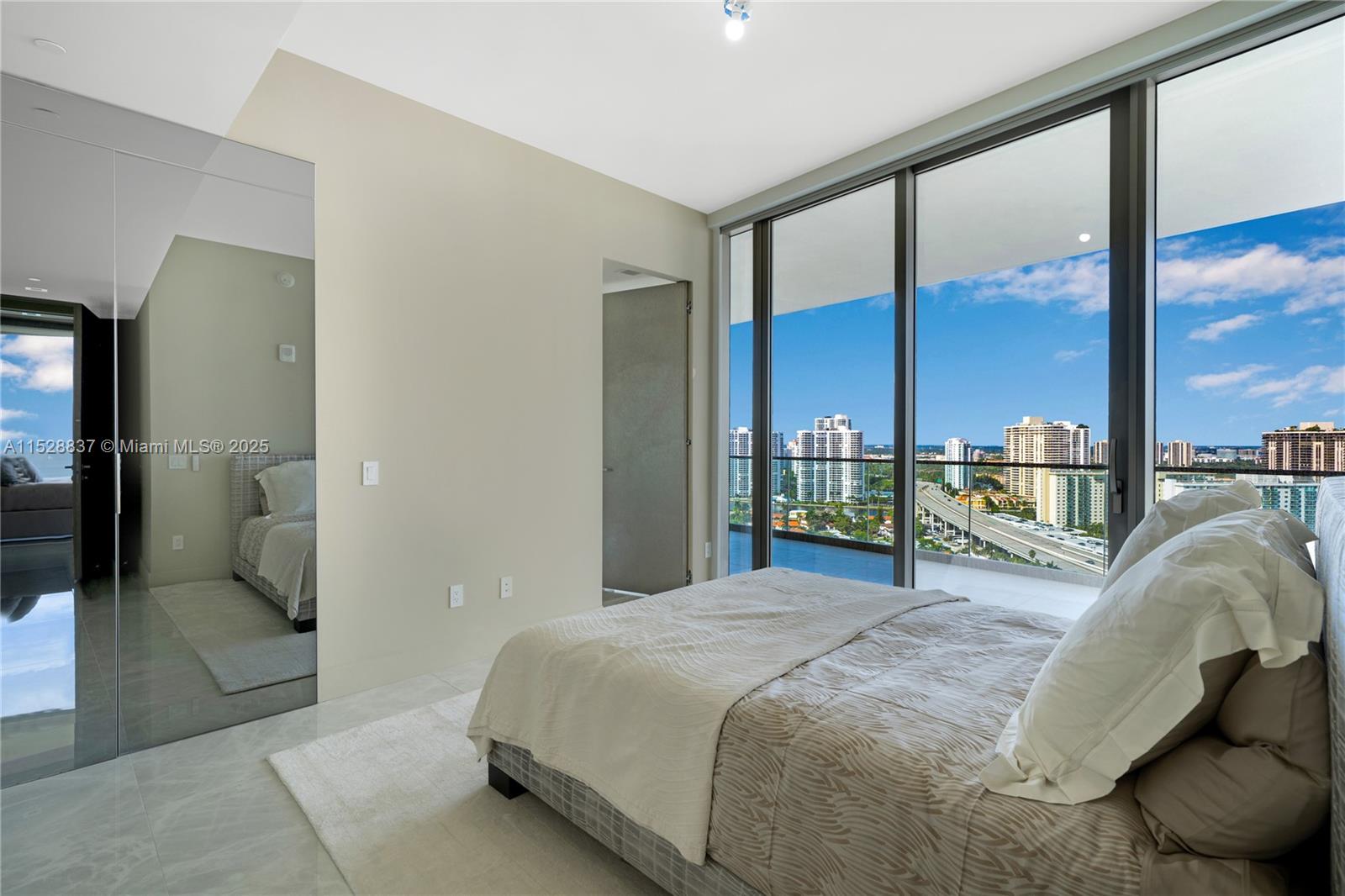18975 Collins Ave 2000 Property Photo 10