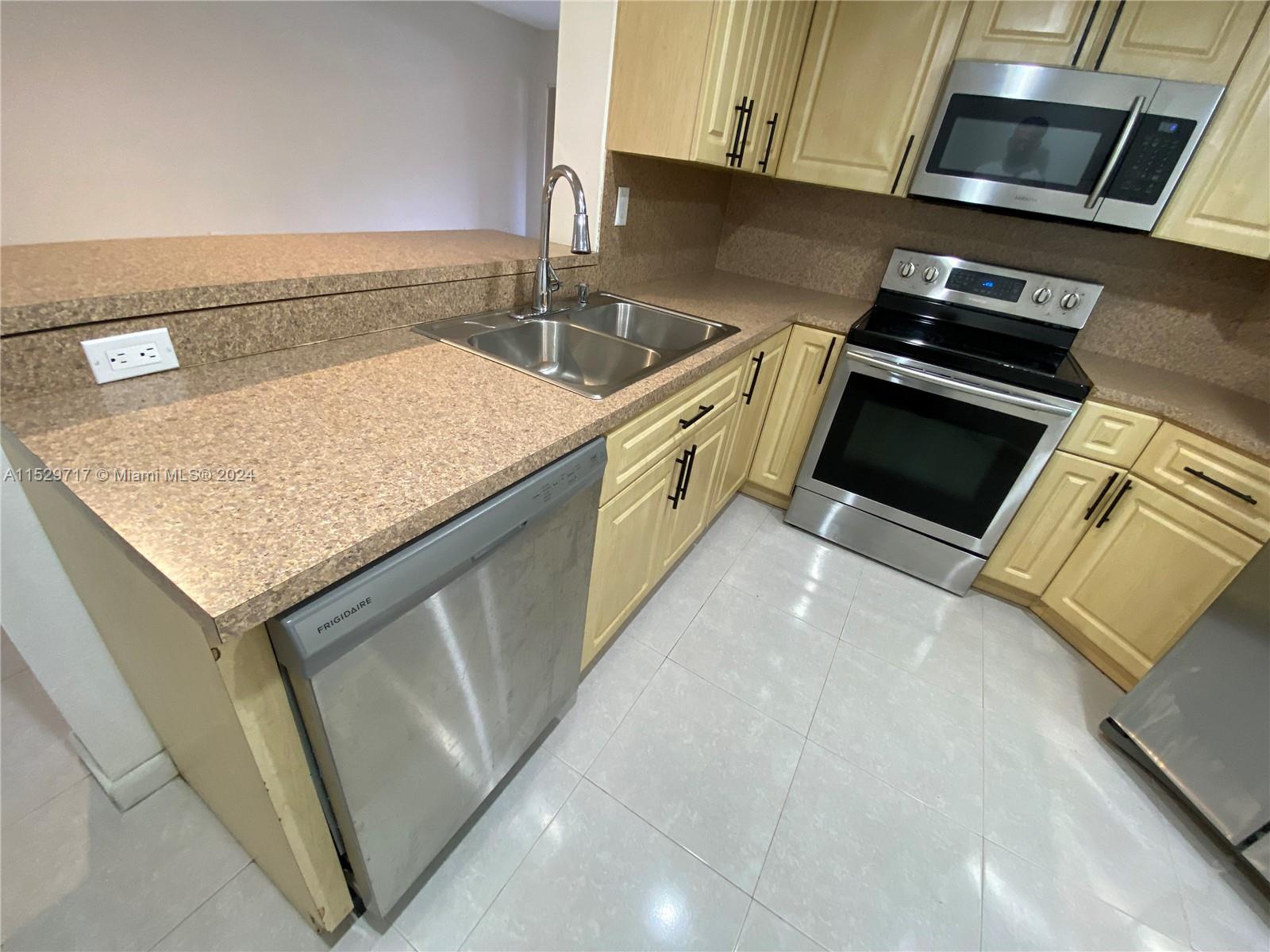 9735 Fontainebleau Blvd G102 Property Photo 3