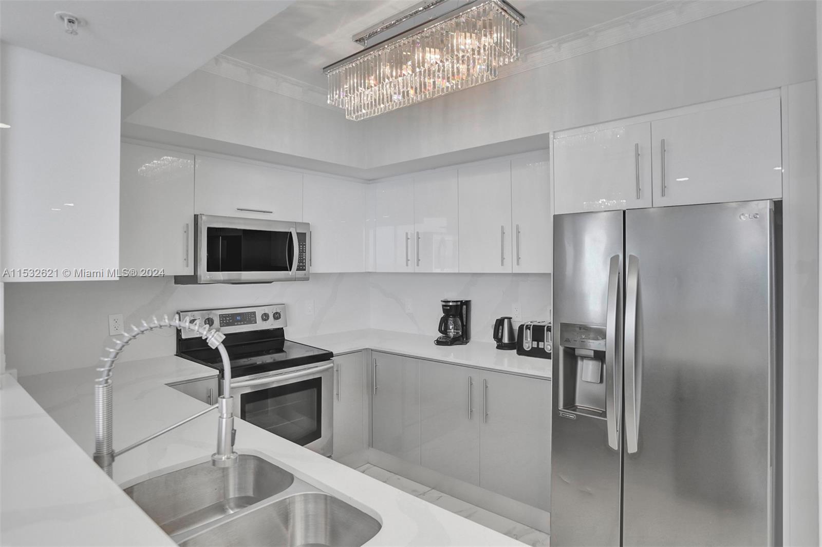16699 Collins Ave 2209 Property Photo 4
