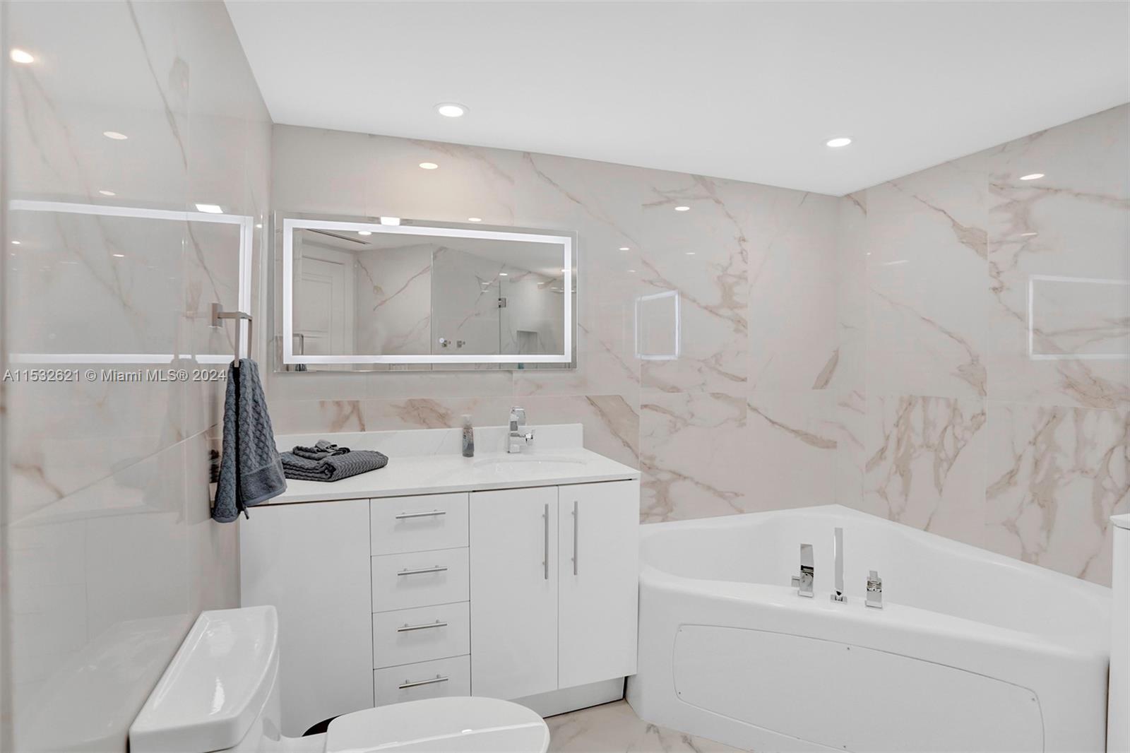 16699 Collins Ave 2209 Property Photo 19