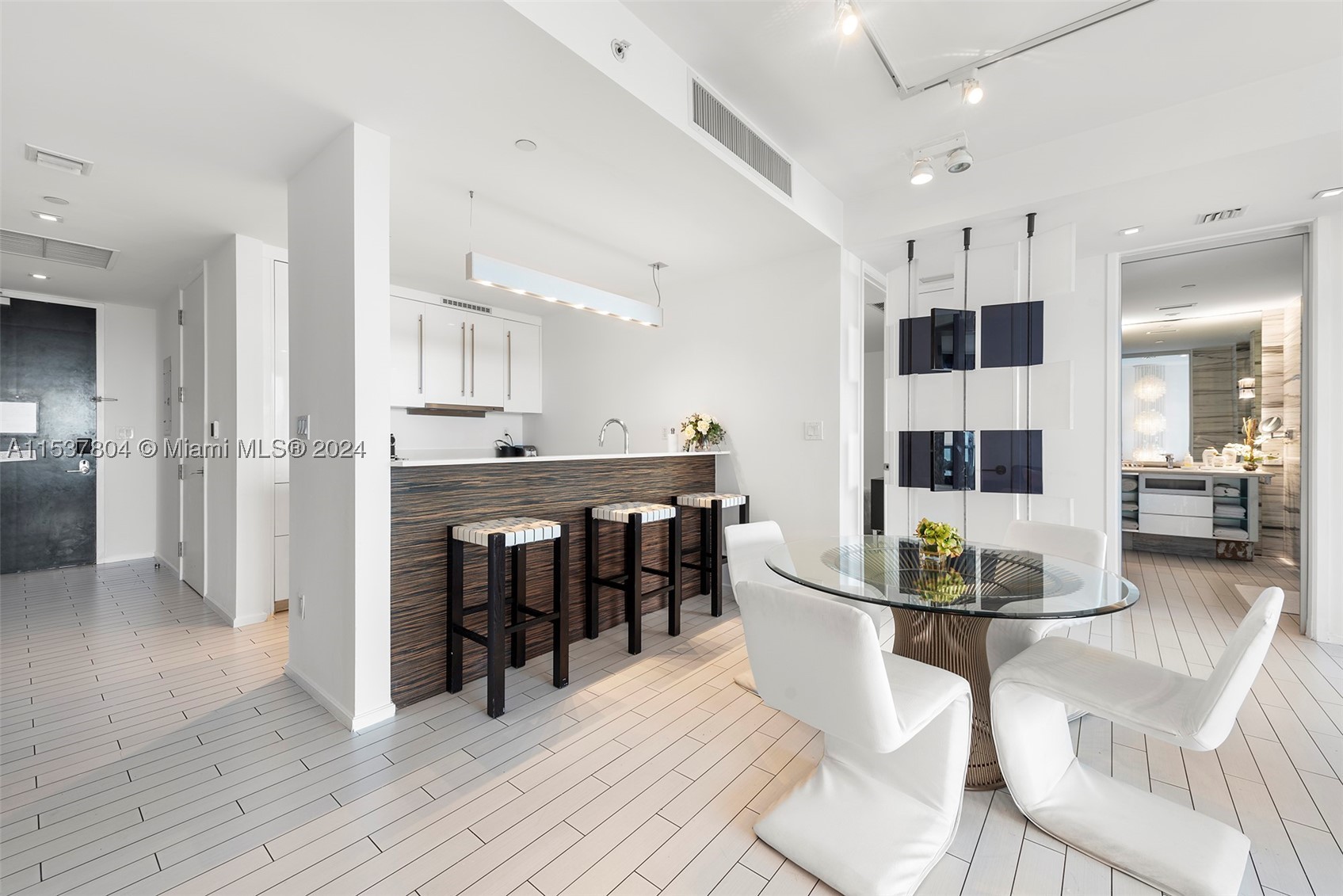 2201 Collins Ave 814 Property Photo 12