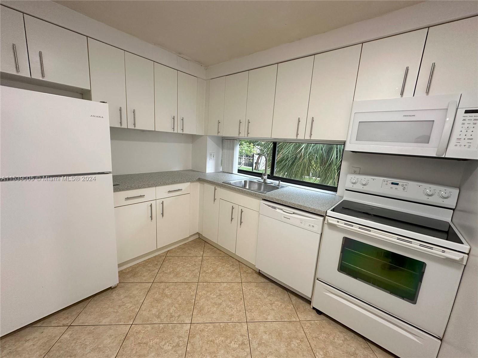 17021 N Bay Rd 320-4 Property Photo 6