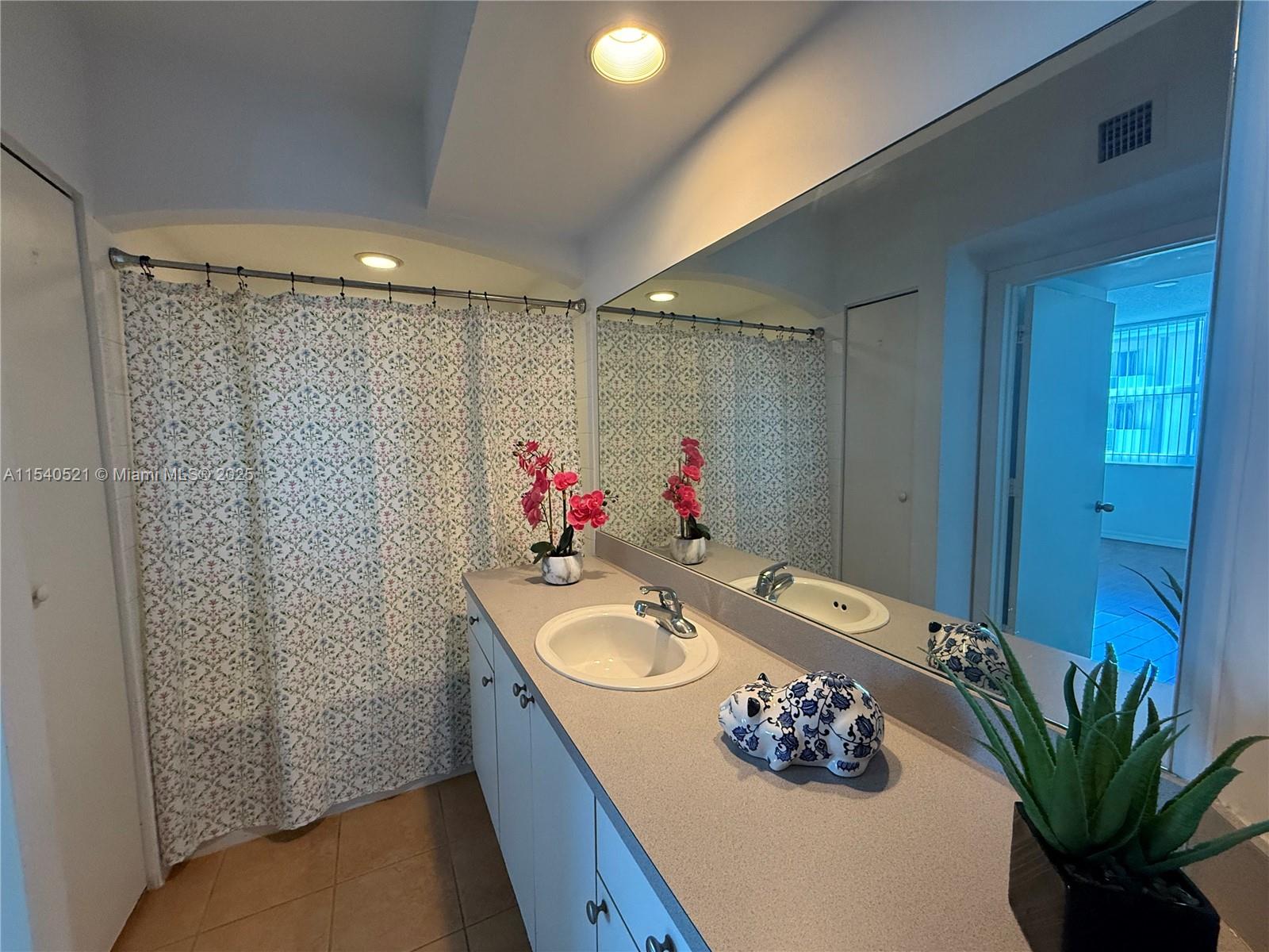 9201 Collins Ave 1023 Property Photo 13
