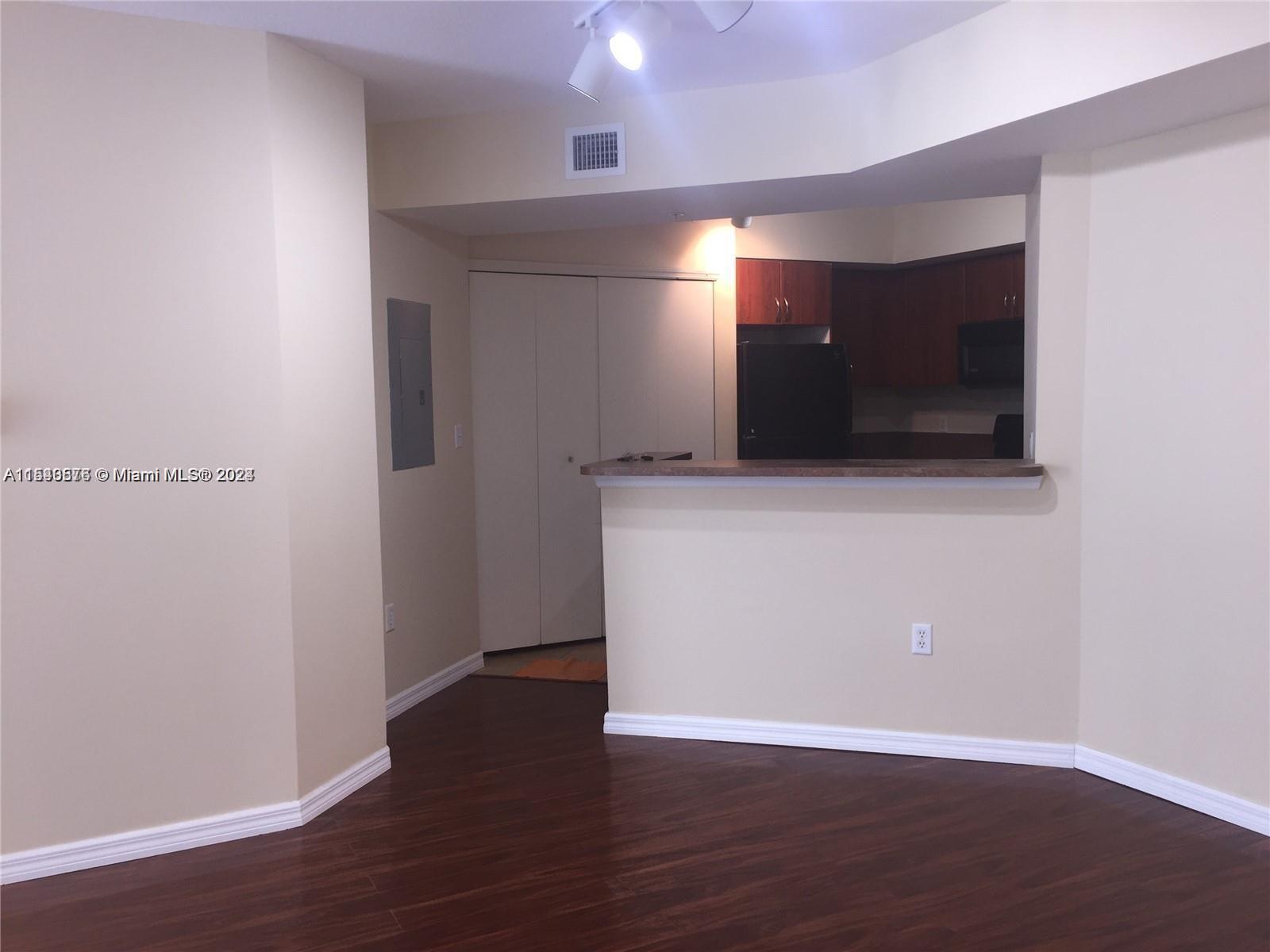 9201 Collins Ave 724 Property Photo 3