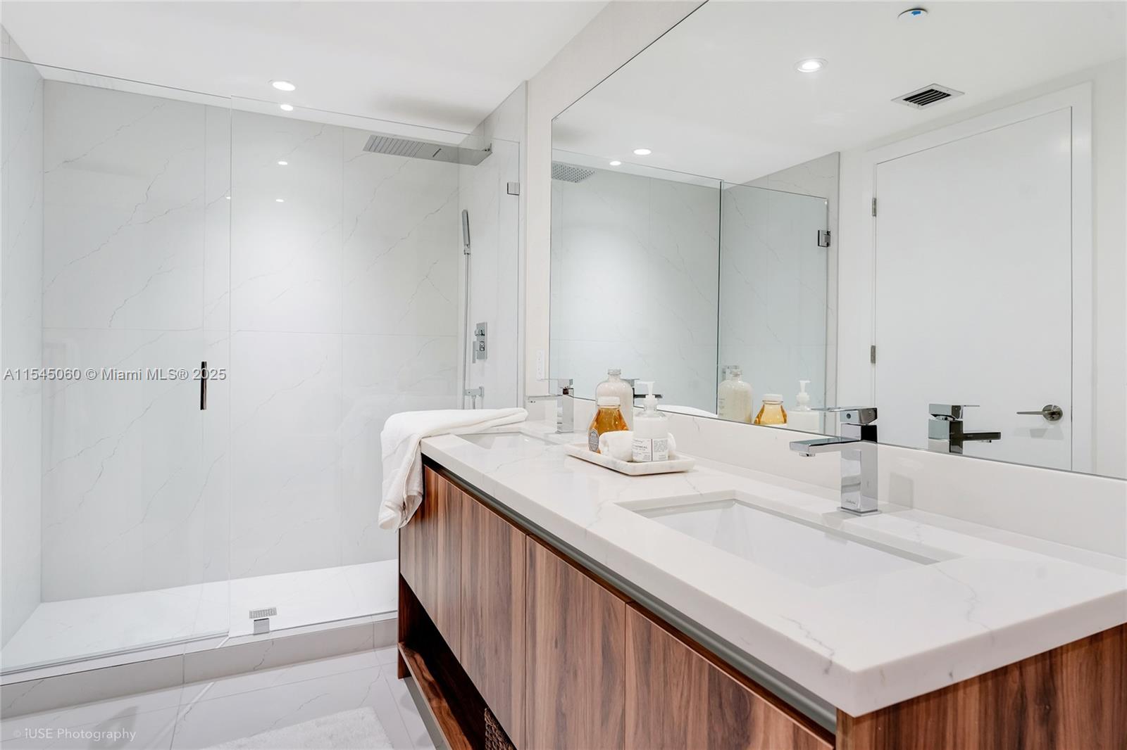 9901 W Bay Harbor Dr 303 Property Photo 20