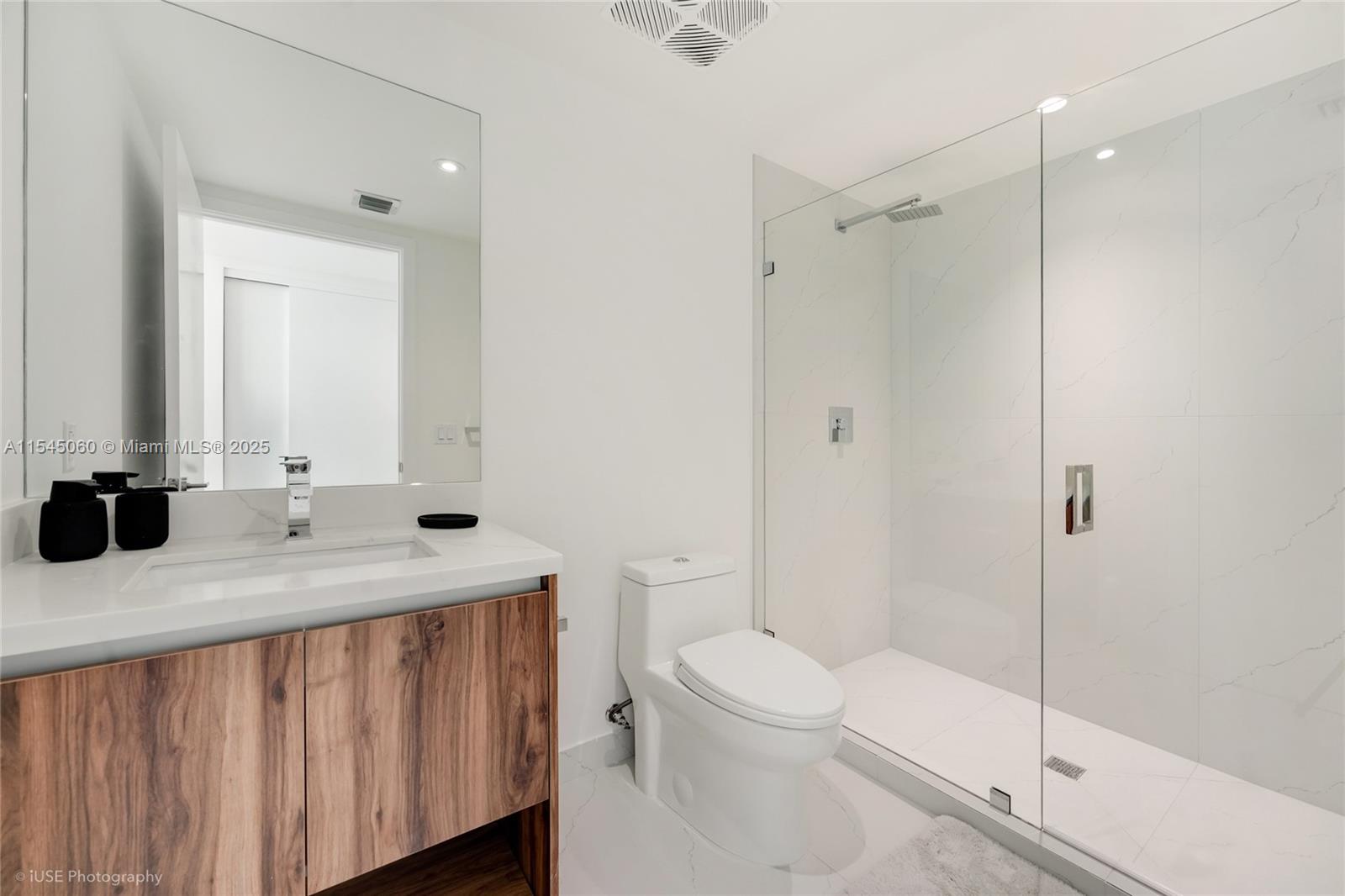 9901 W Bay Harbor Dr 303 Property Photo 23