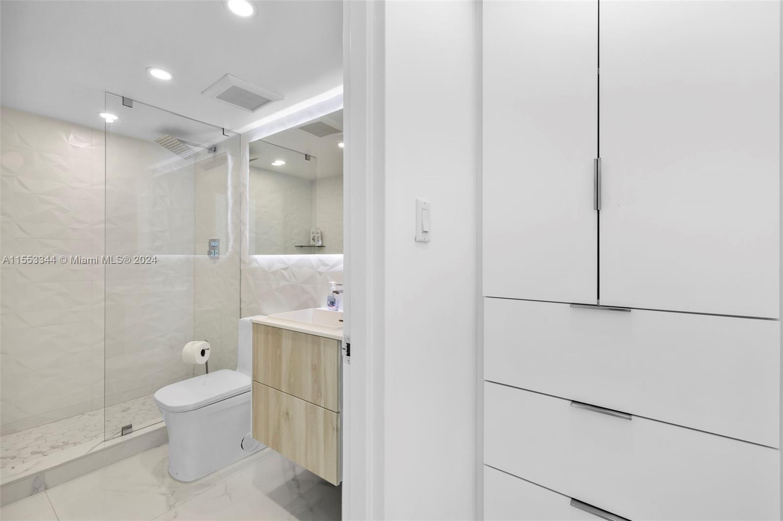 5151 Collins Ave 1527 Property Photo 30