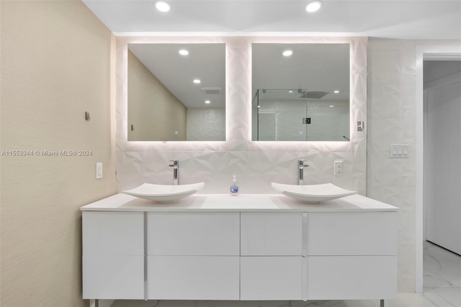 5151 Collins Ave 1527 Property Photo 42