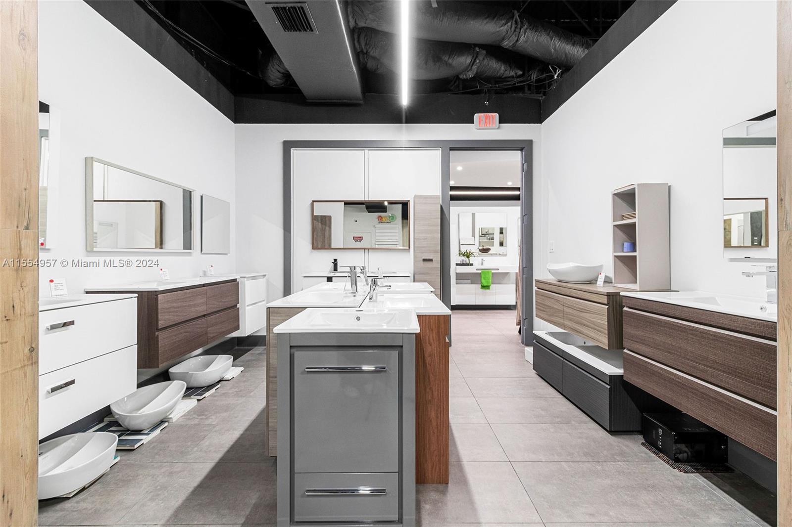 Bath Vanities/accessories And Flooring Property Photo 16