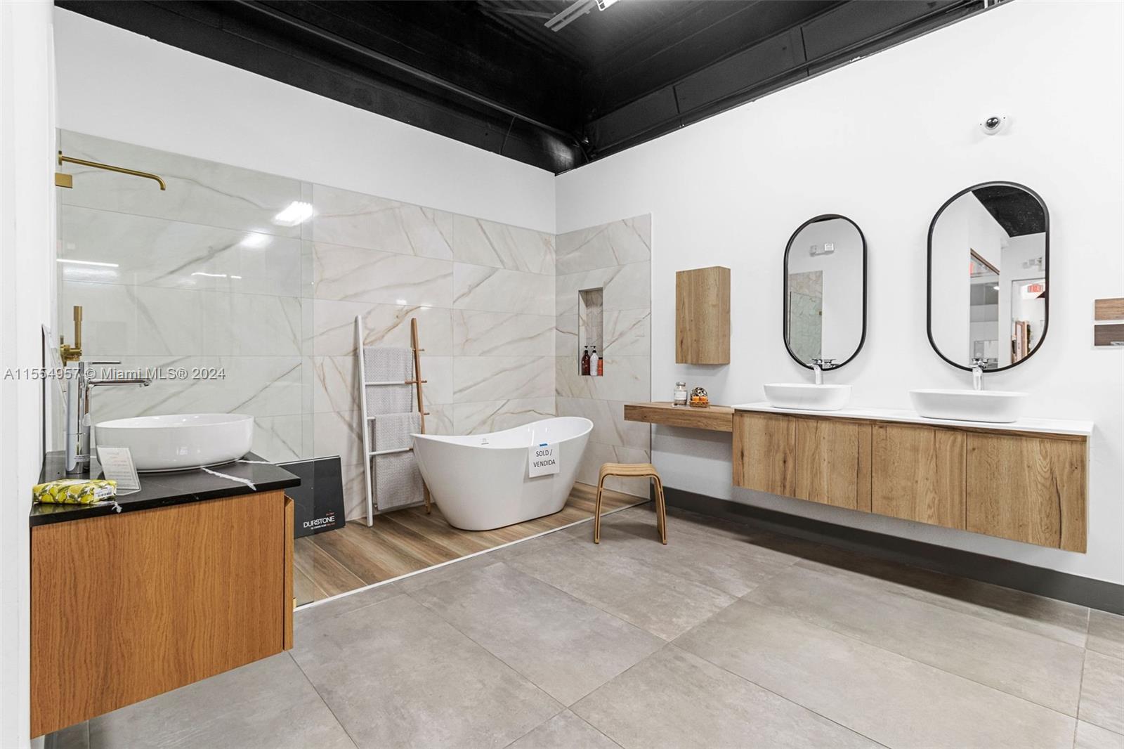 Bath Vanities/accessories And Flooring Property Photo 27