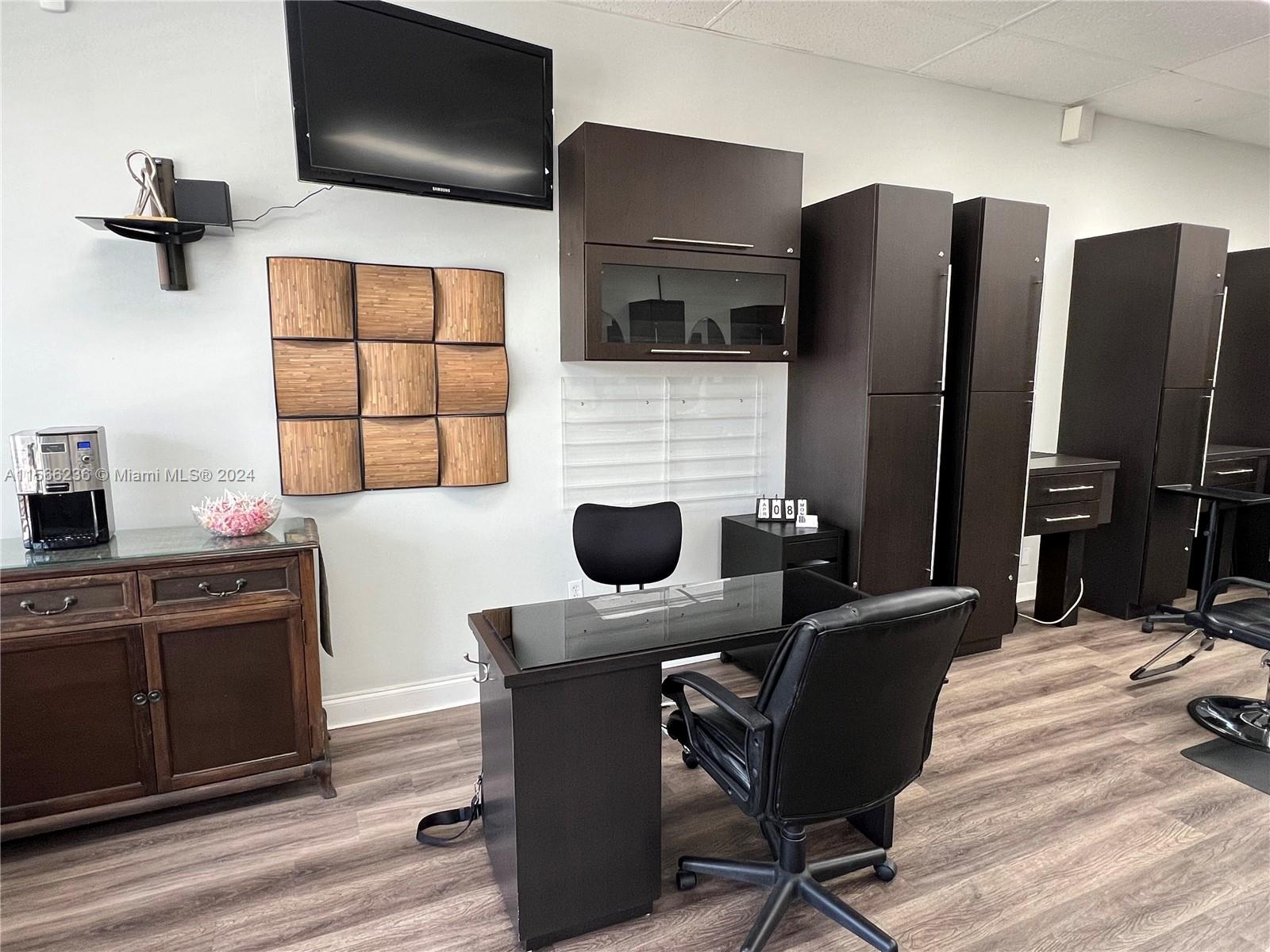 Hair Salon & Nails On Us-1 Property Photo 2