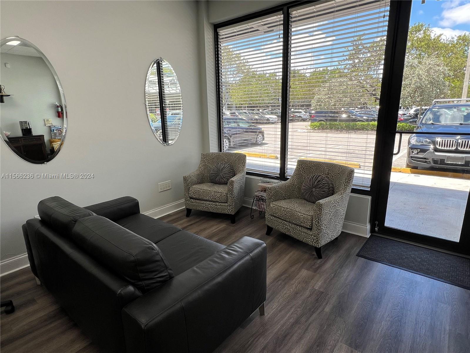 Hair Salon & Nails On Us-1 Property Photo 12