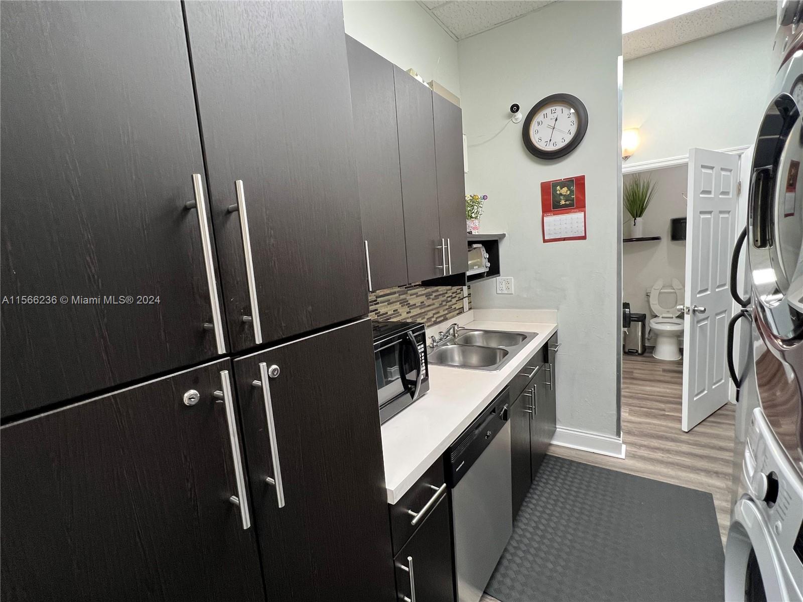 Hair Salon & Nails On Us-1 Property Photo 15