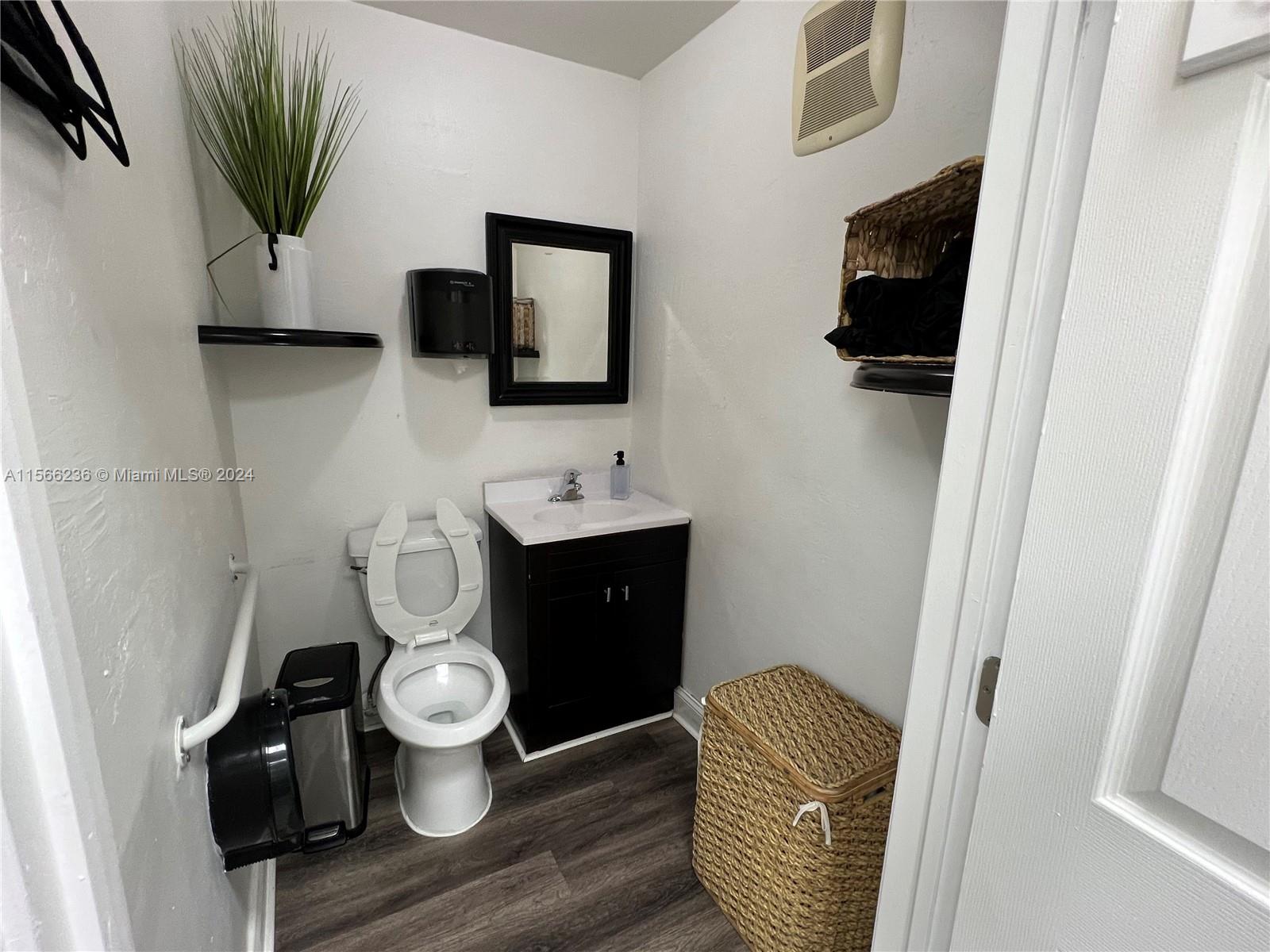 Hair Salon & Nails On Us-1 Property Photo 17