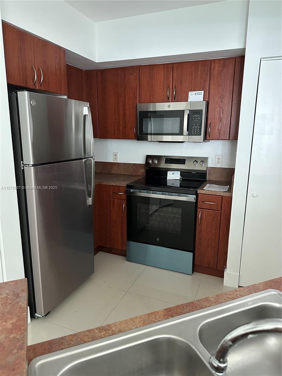 9201 Collins Ave 524 Property Photo 6