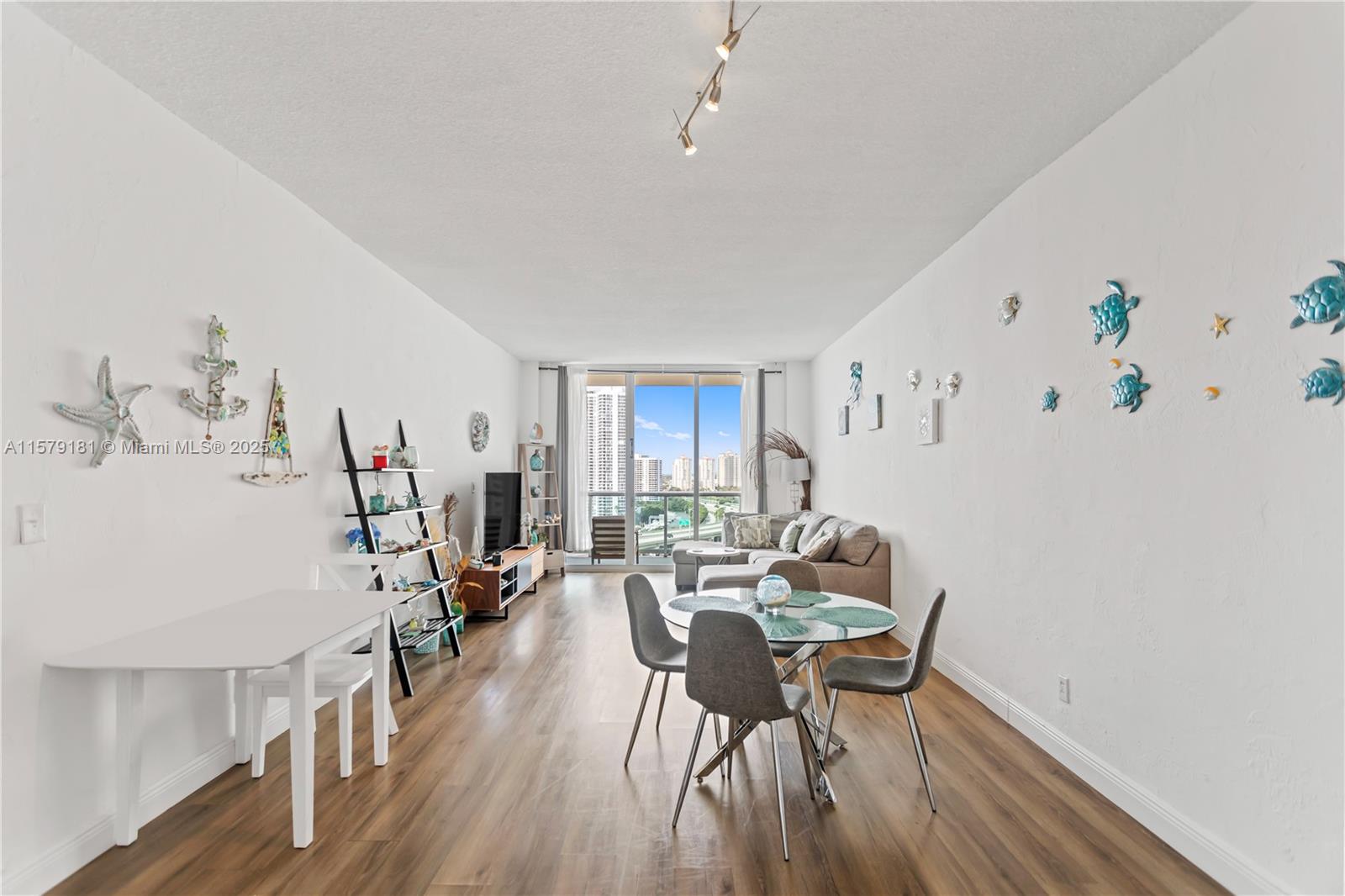 19390 Collins Ave Ph-7 Property Photo 8