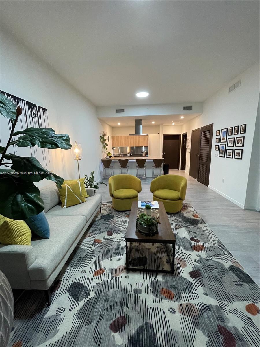 1000 Brickell Plz 1811 Property Photo 3