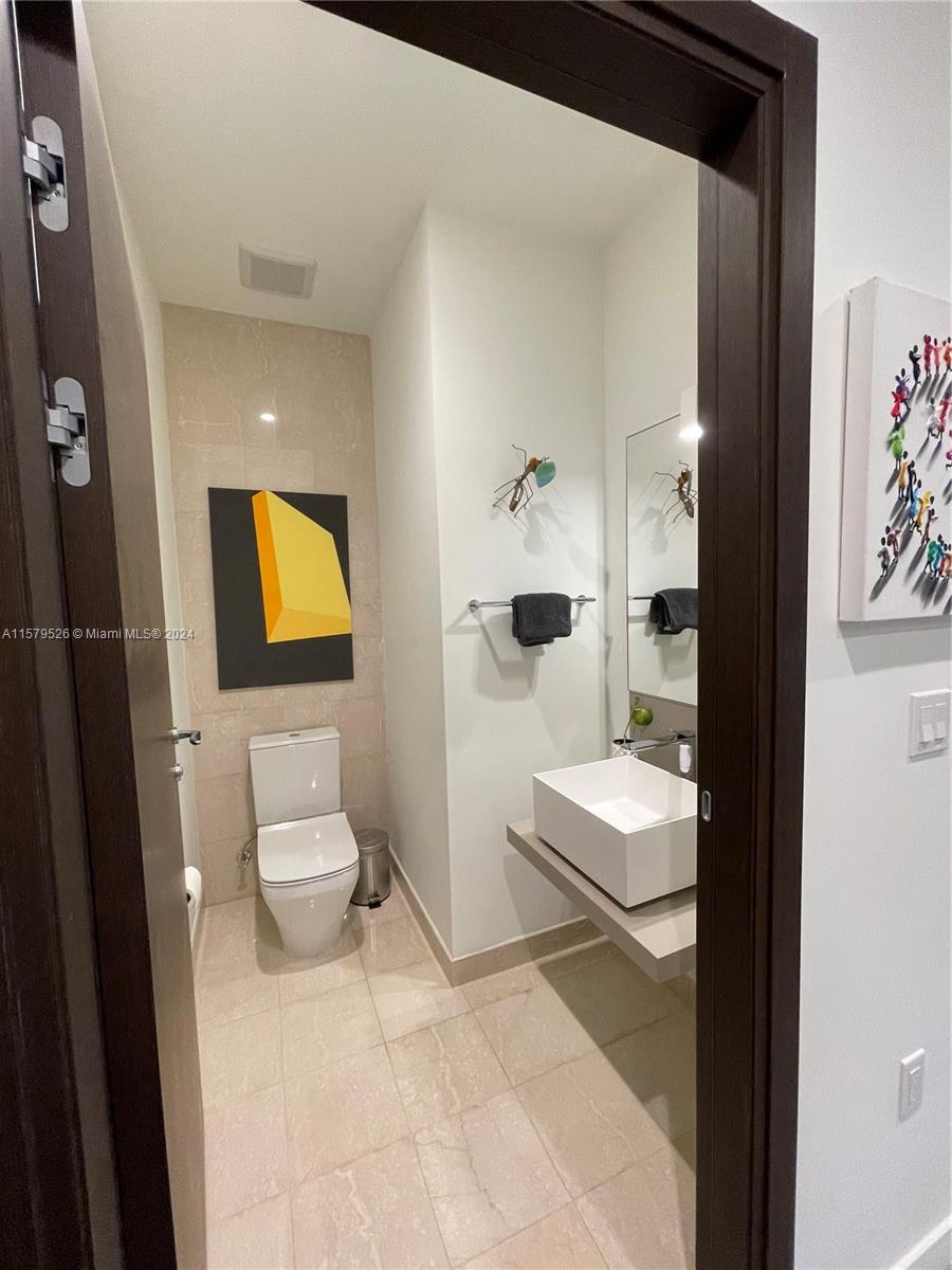1000 Brickell Plz 1811 Property Photo 9