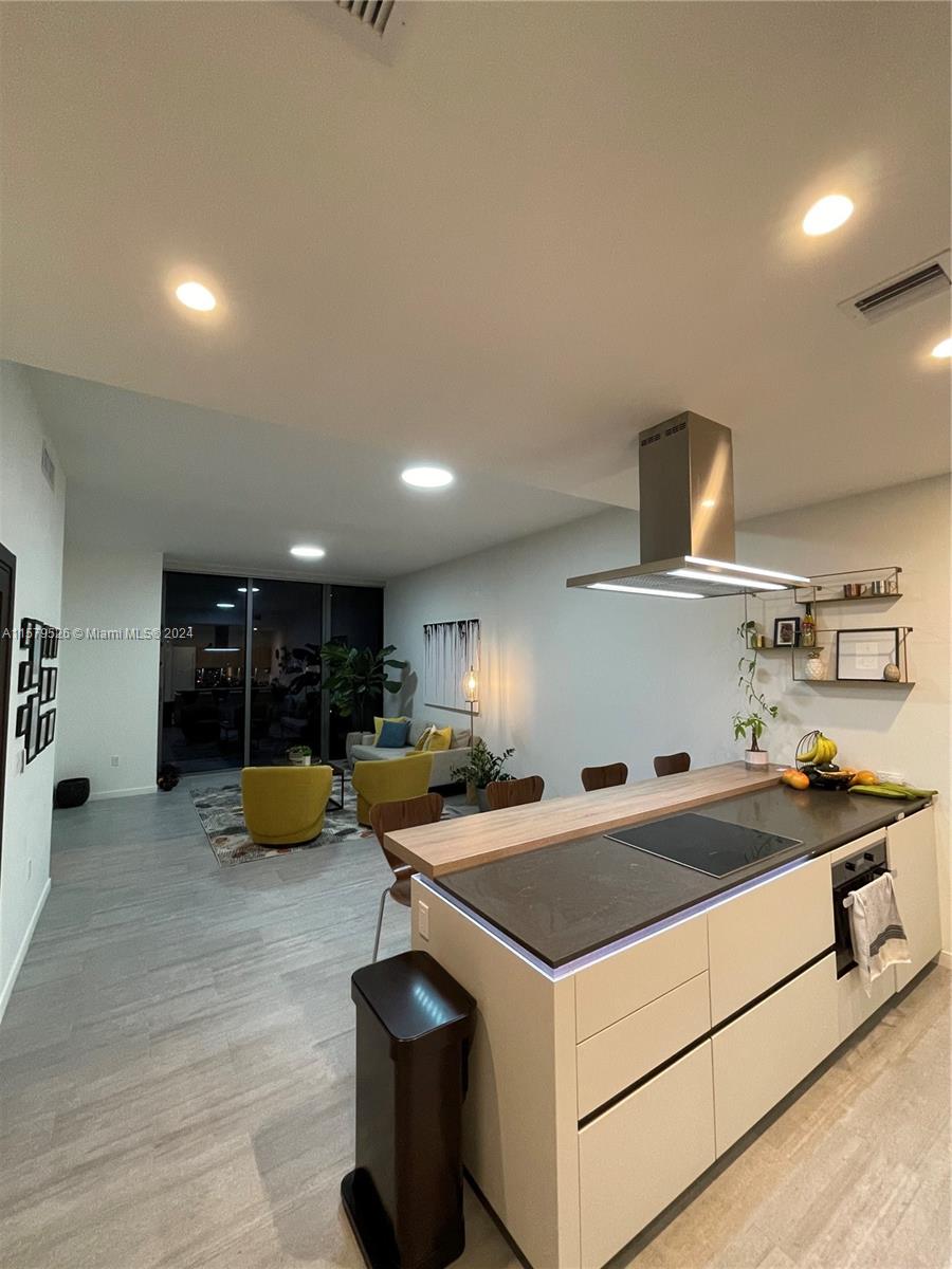 1000 Brickell Plz 1811 Property Photo 10