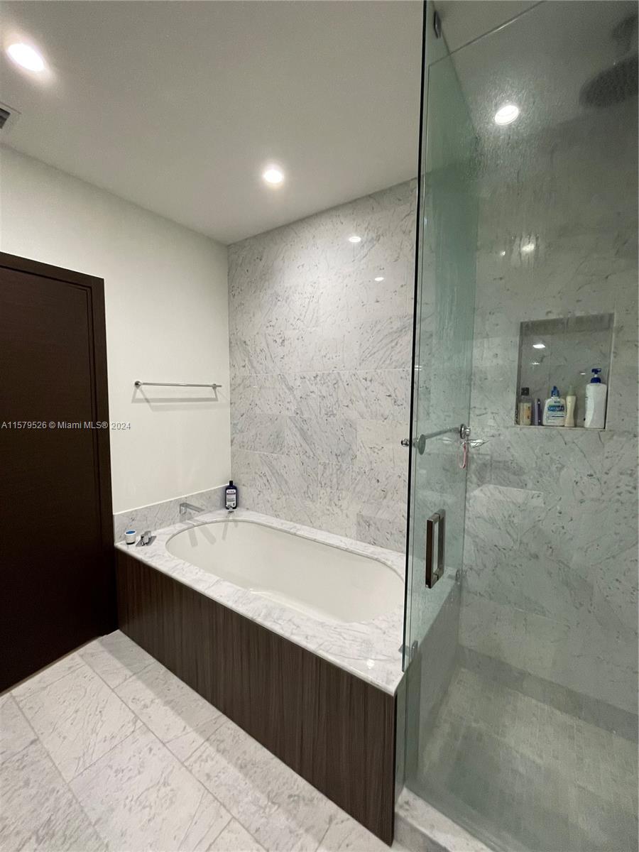 1000 Brickell Plz 1811 Property Photo 12
