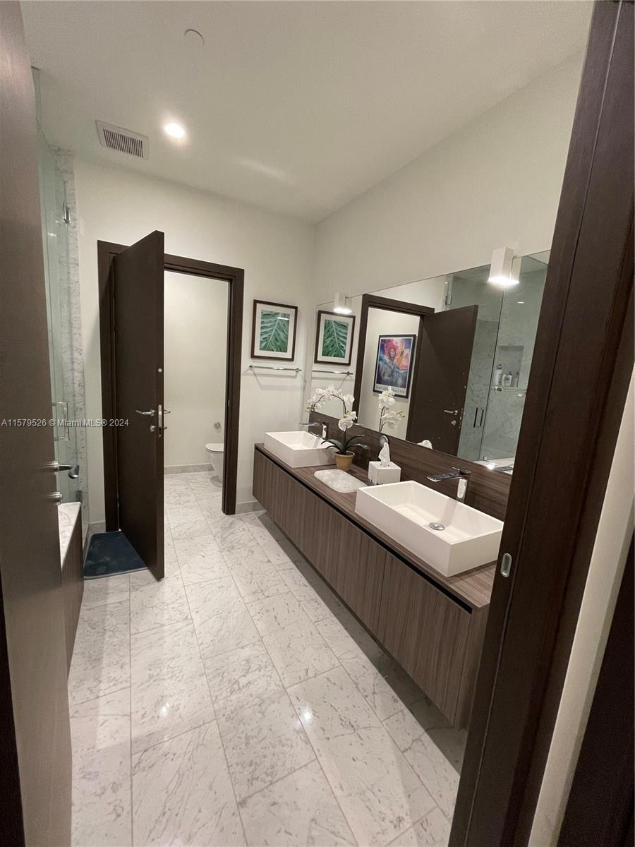 1000 Brickell Plz 1811 Property Photo 13