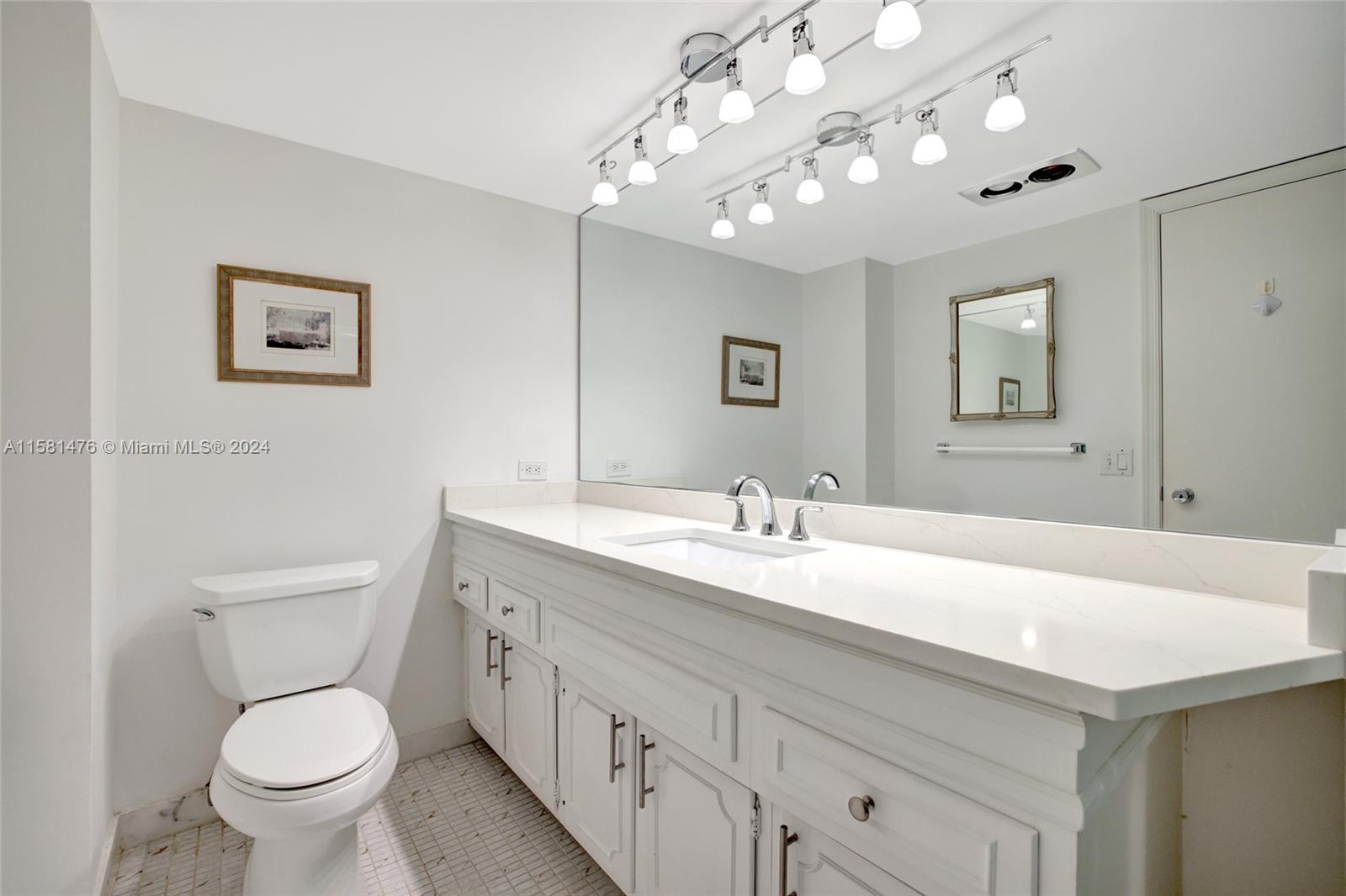 5200 N Ocean Blvd 710b Property Photo 13