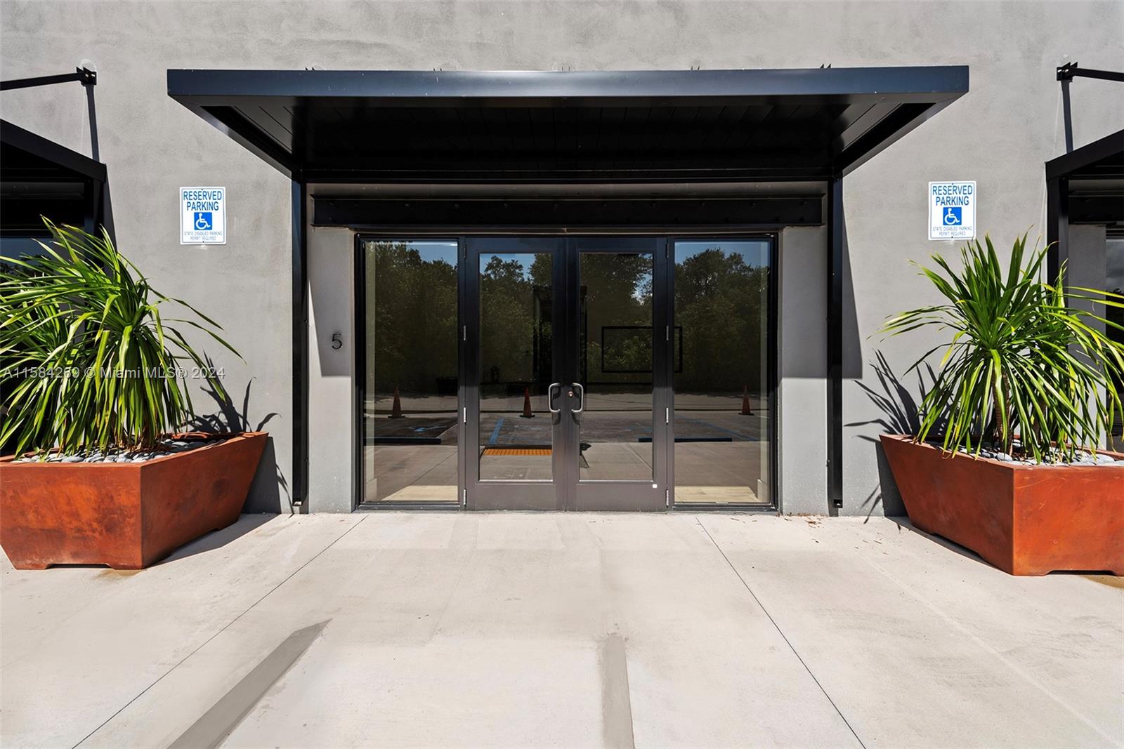 1930 N 30th Road Suite 5 Property Photo 2