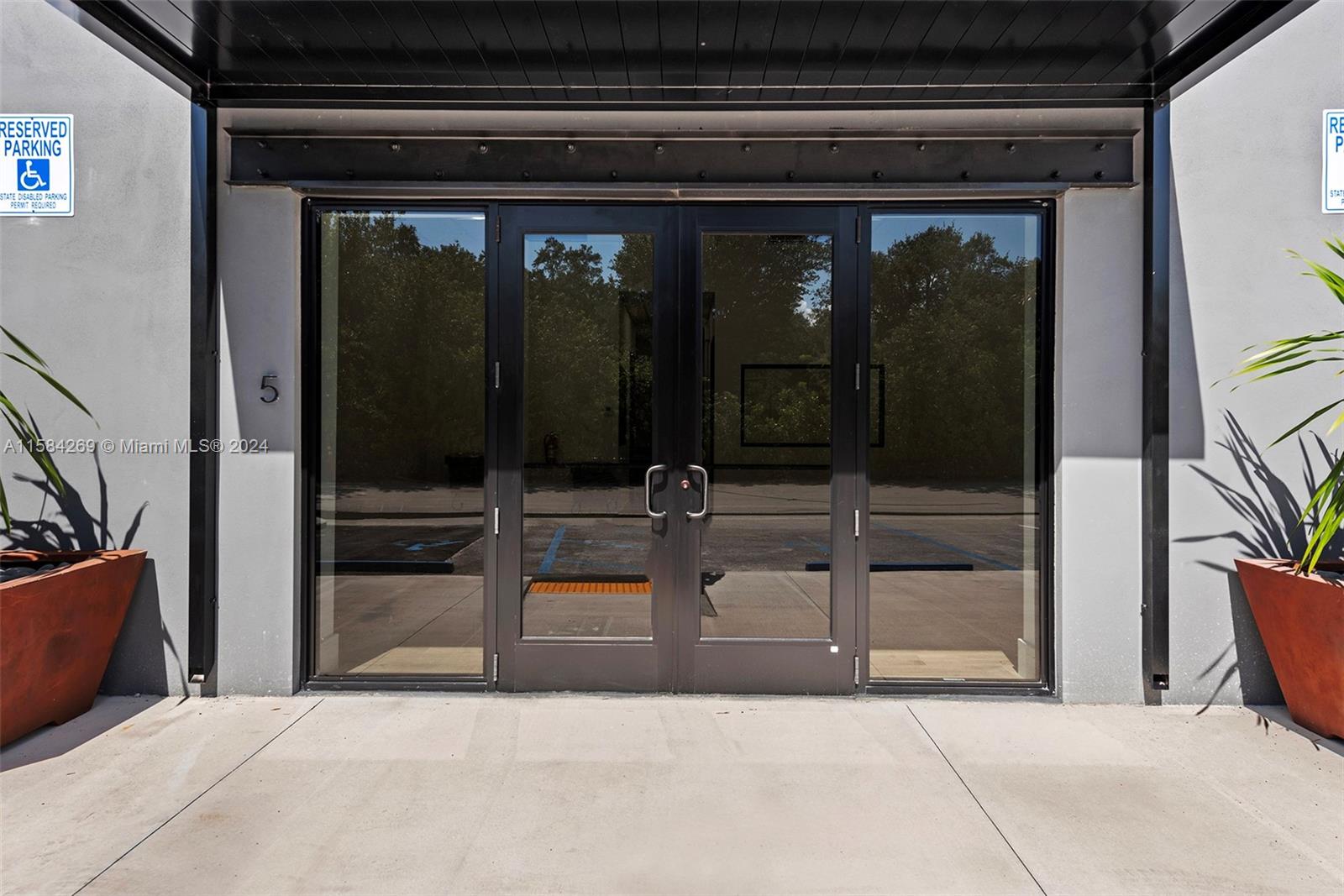 1930 N 30th Road Suite 5 Property Photo 3