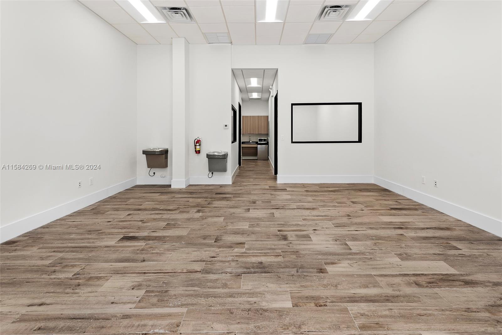 1930 N 30th Road Suite 5 Property Photo 4