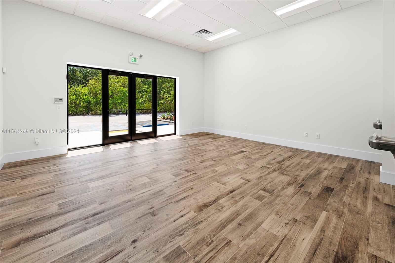 1930 N 30th Road Suite 5 Property Photo 6