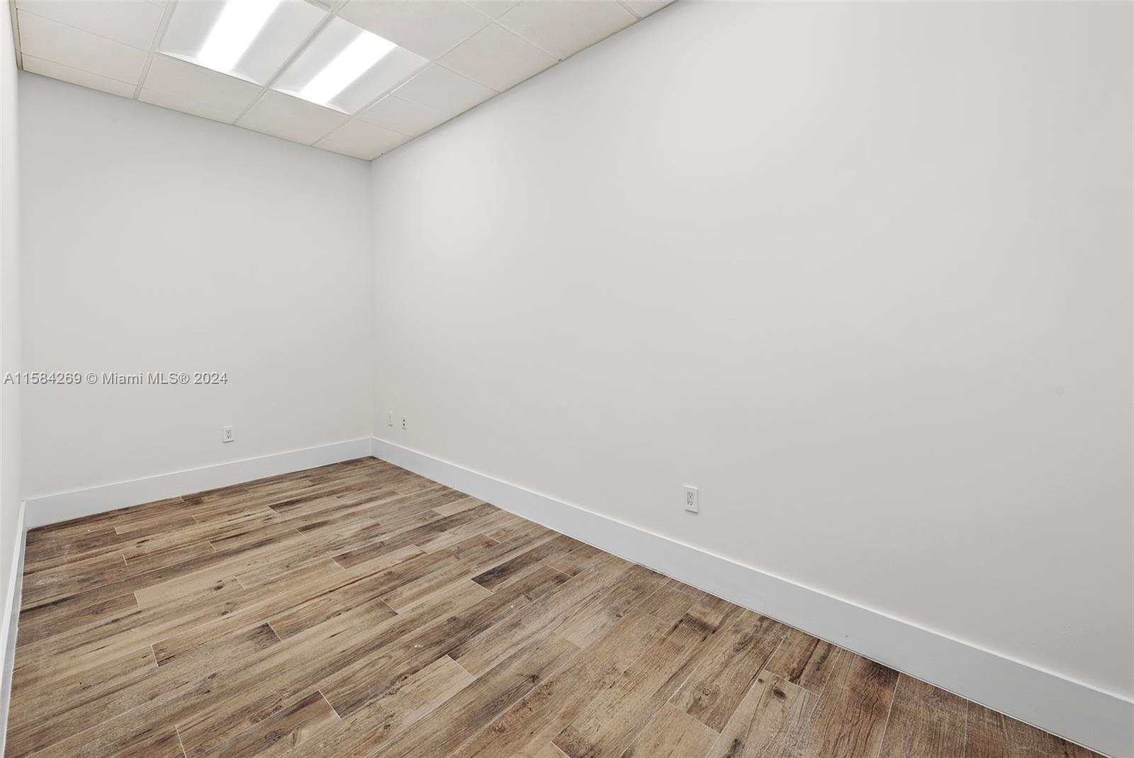 1930 N 30th Road Suite 5 Property Photo 7