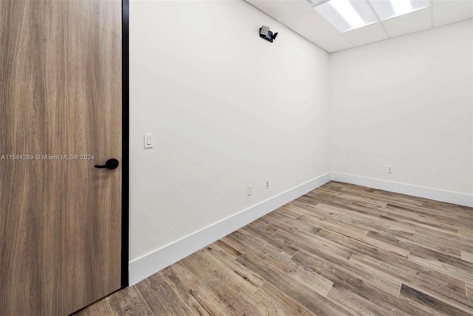 1930 N 30th Road Suite 5 Property Photo 9