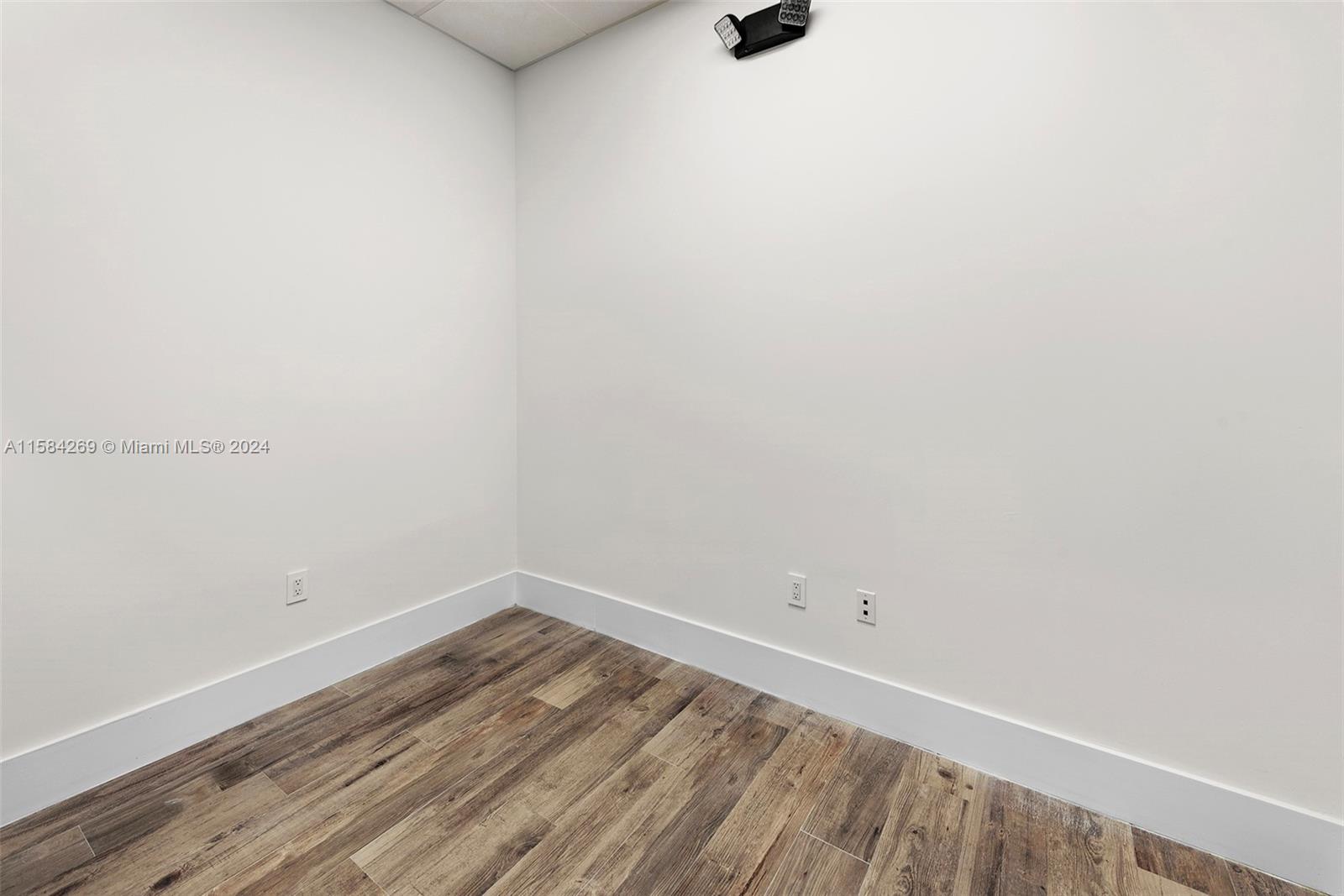 1930 N 30th Road Suite 5 Property Photo 10