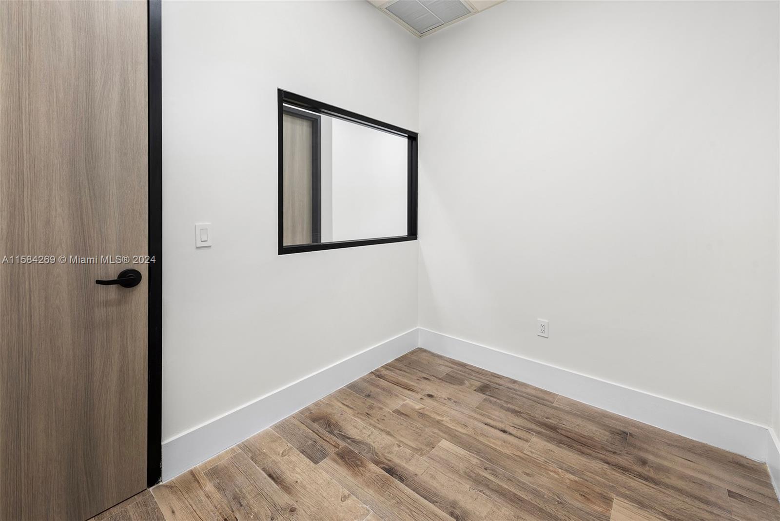 1930 N 30th Road Suite 5 Property Photo 11