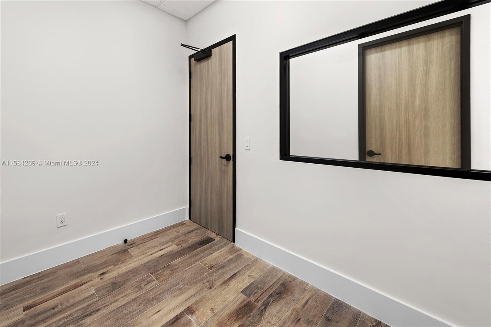 1930 N 30th Road Suite 5 Property Photo 12