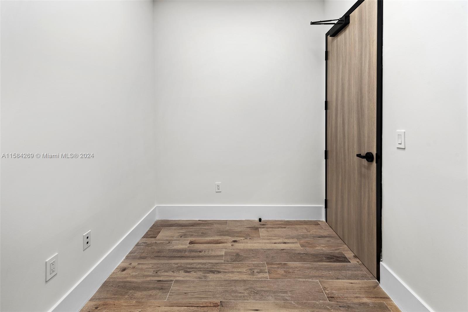 1930 N 30th Road Suite 5 Property Photo 13