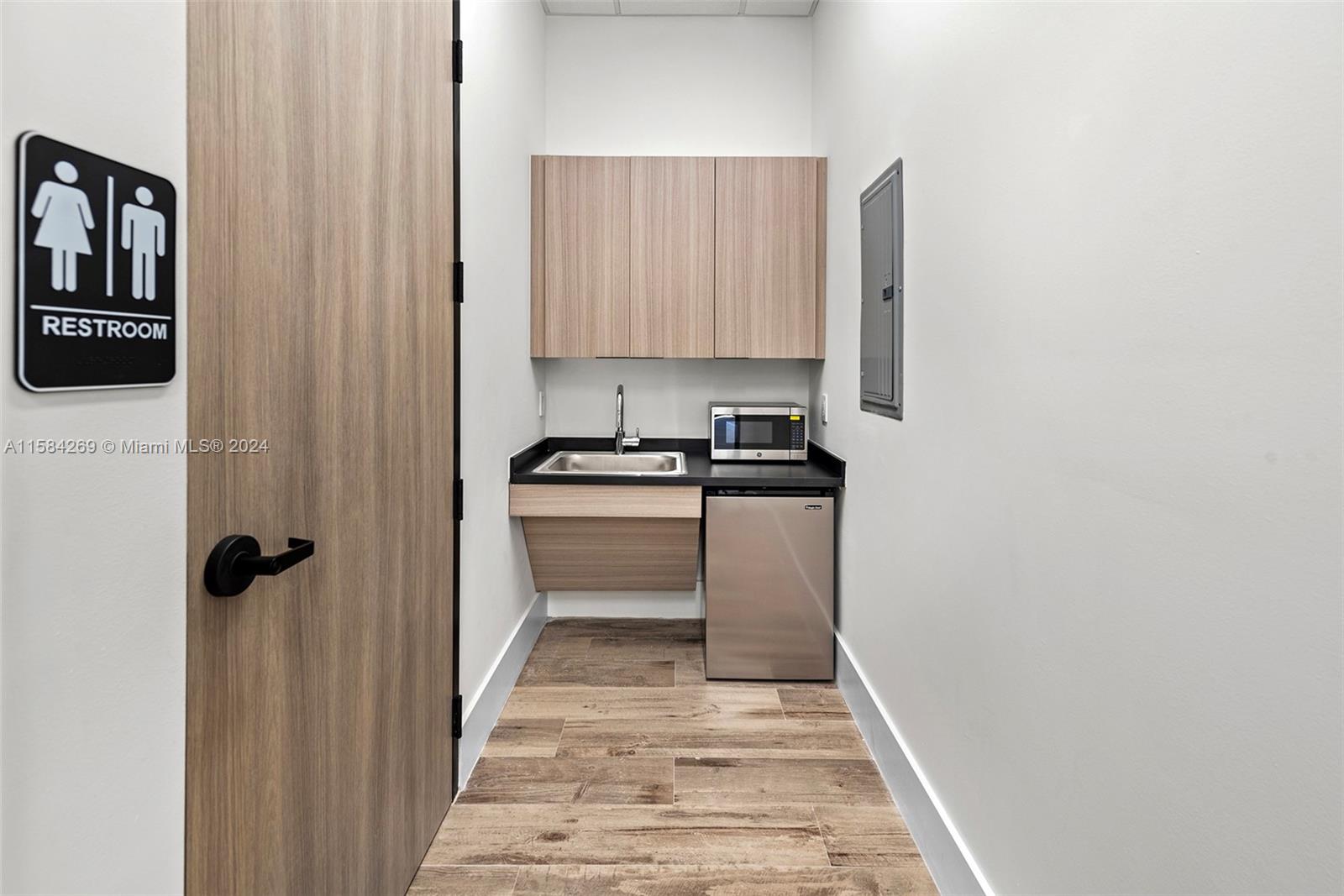 1930 N 30th Road Suite 5 Property Photo 14