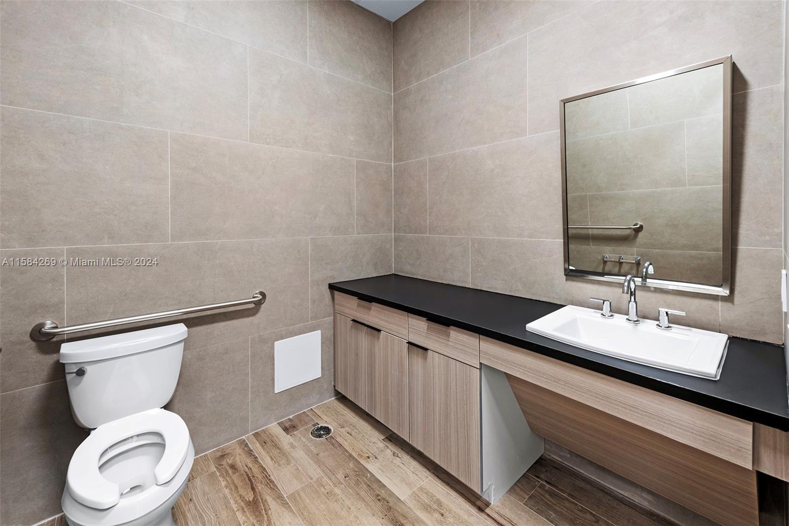 1930 N 30th Road Suite 5 Property Photo 15