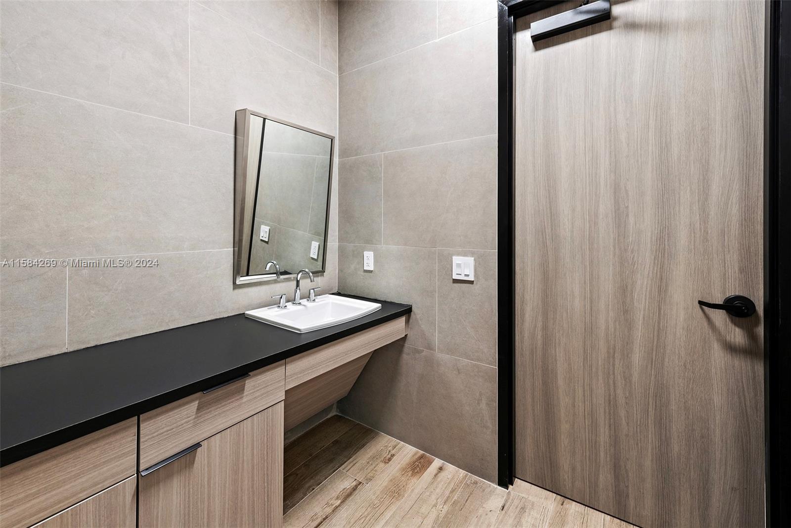 1930 N 30th Road Suite 5 Property Photo 16