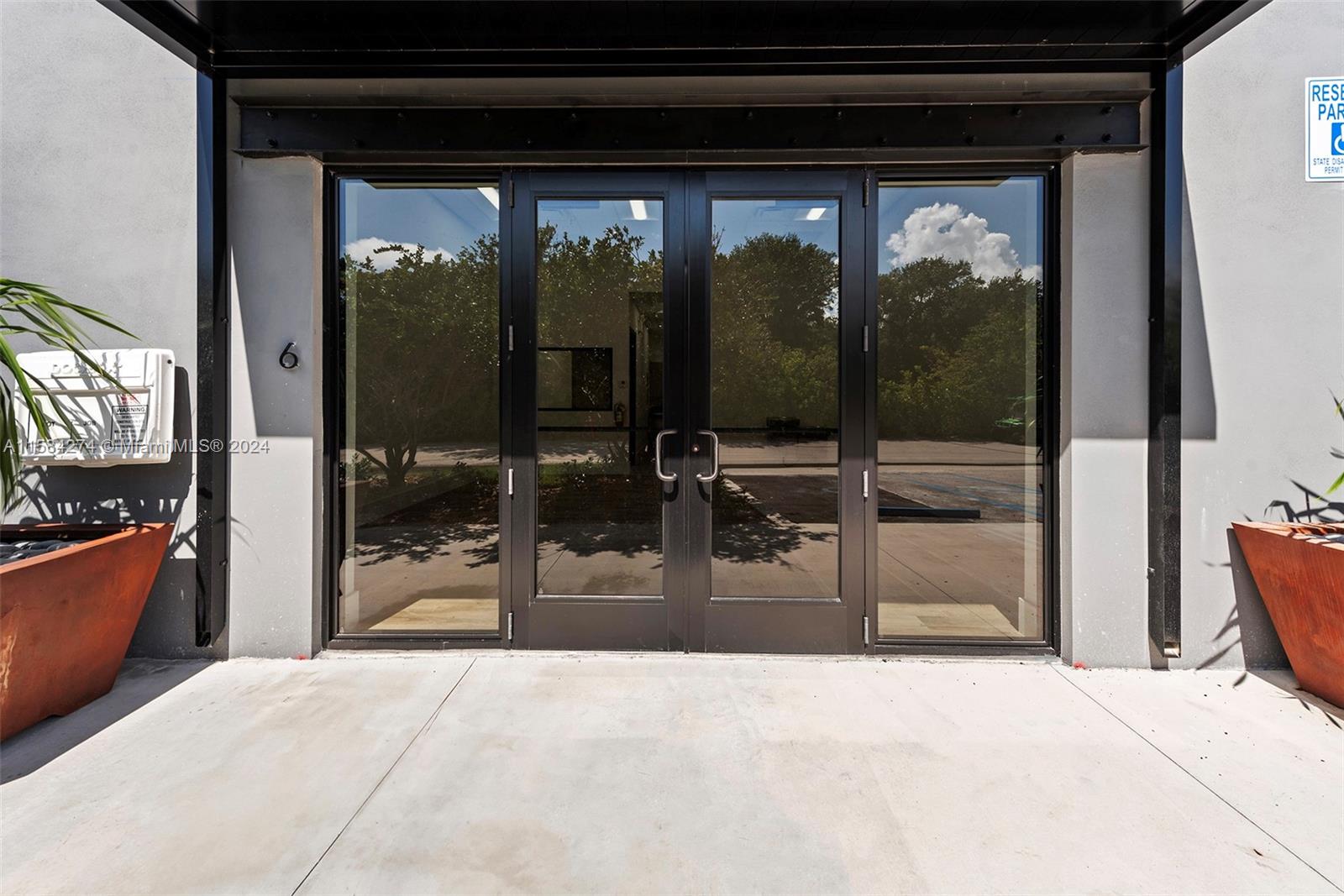 1930 N 30th Road Suite 6 Property Photo 1