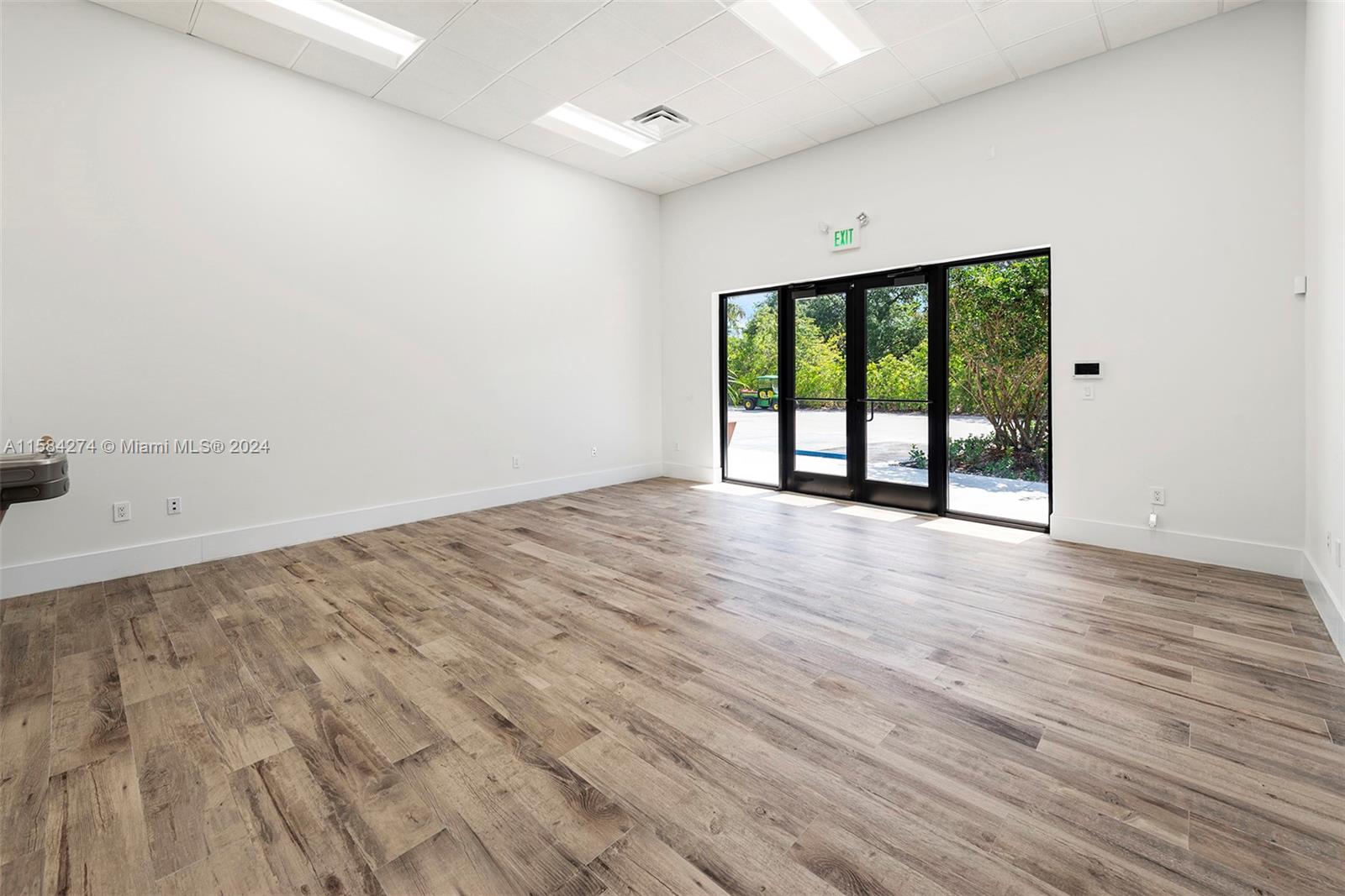 1930 N 30th Road Suite 6 Property Photo 4