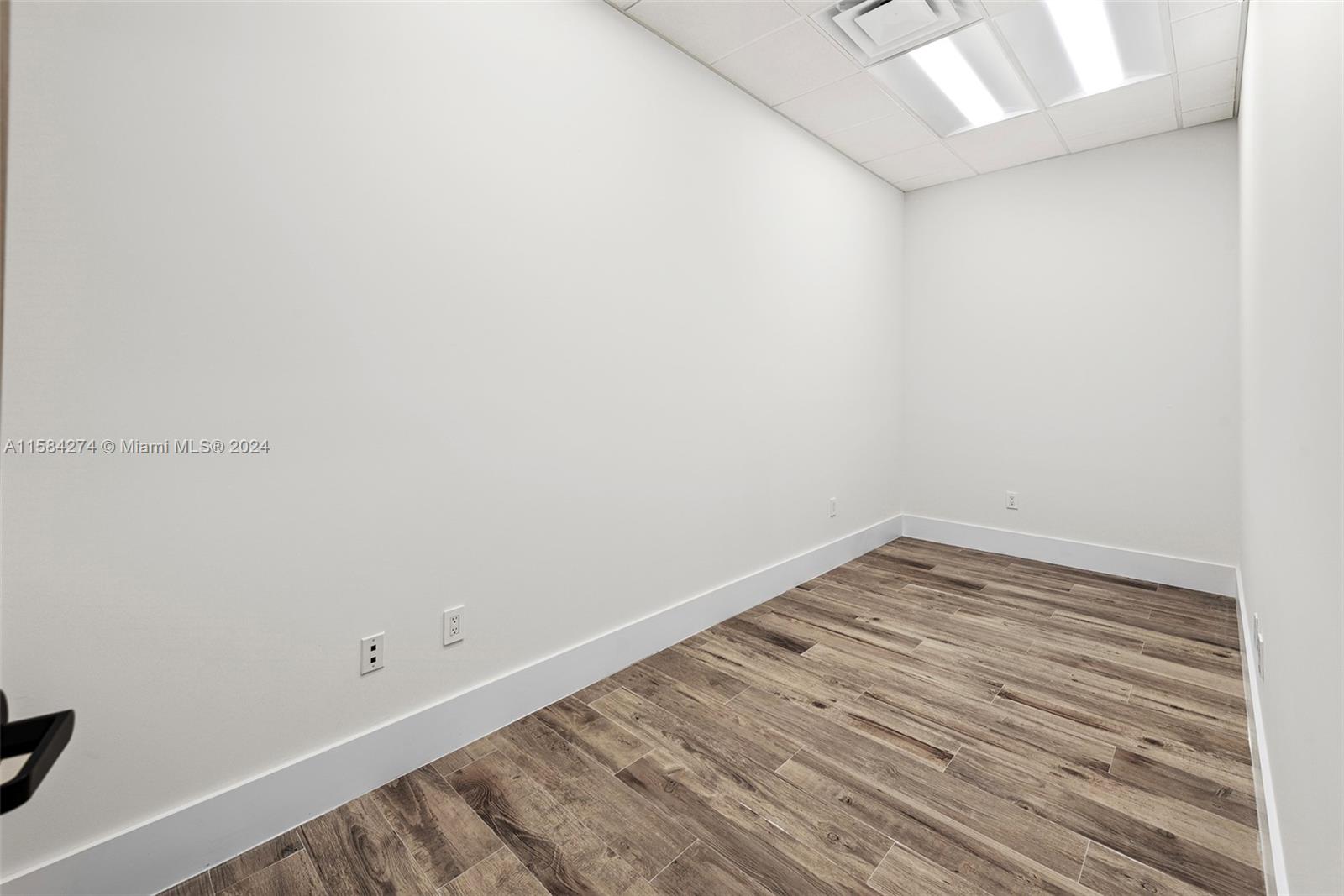 1930 N 30th Road Suite 6 Property Photo 5