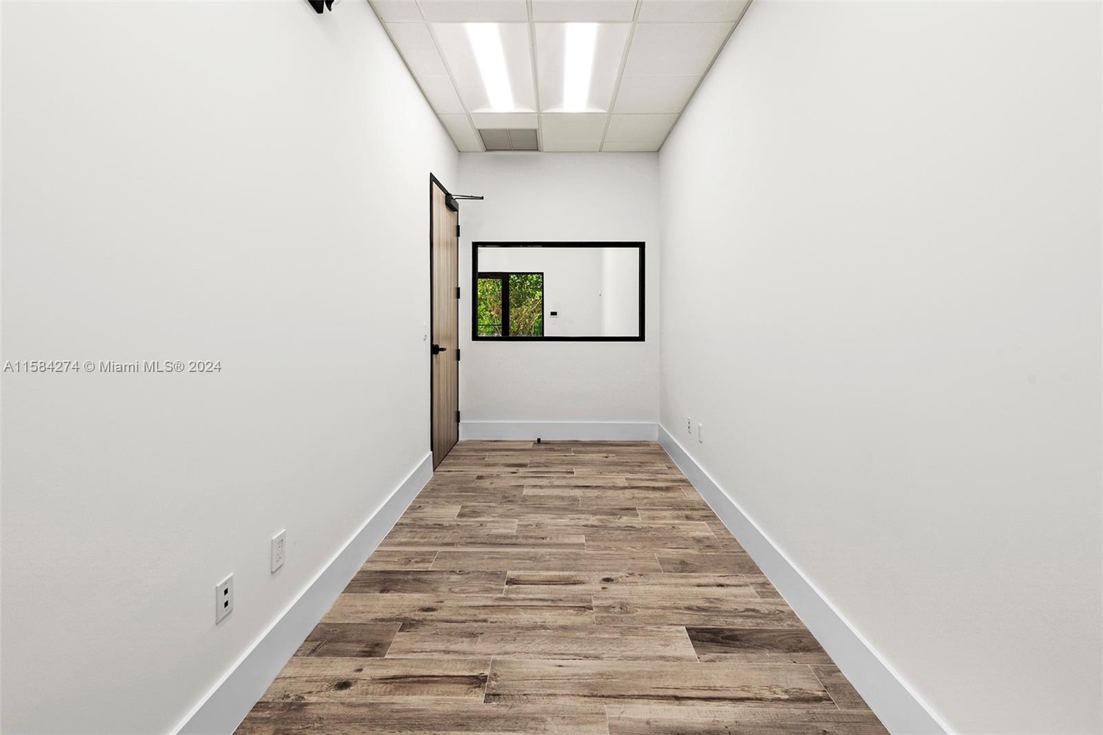 1930 N 30th Road Suite 6 Property Photo 6