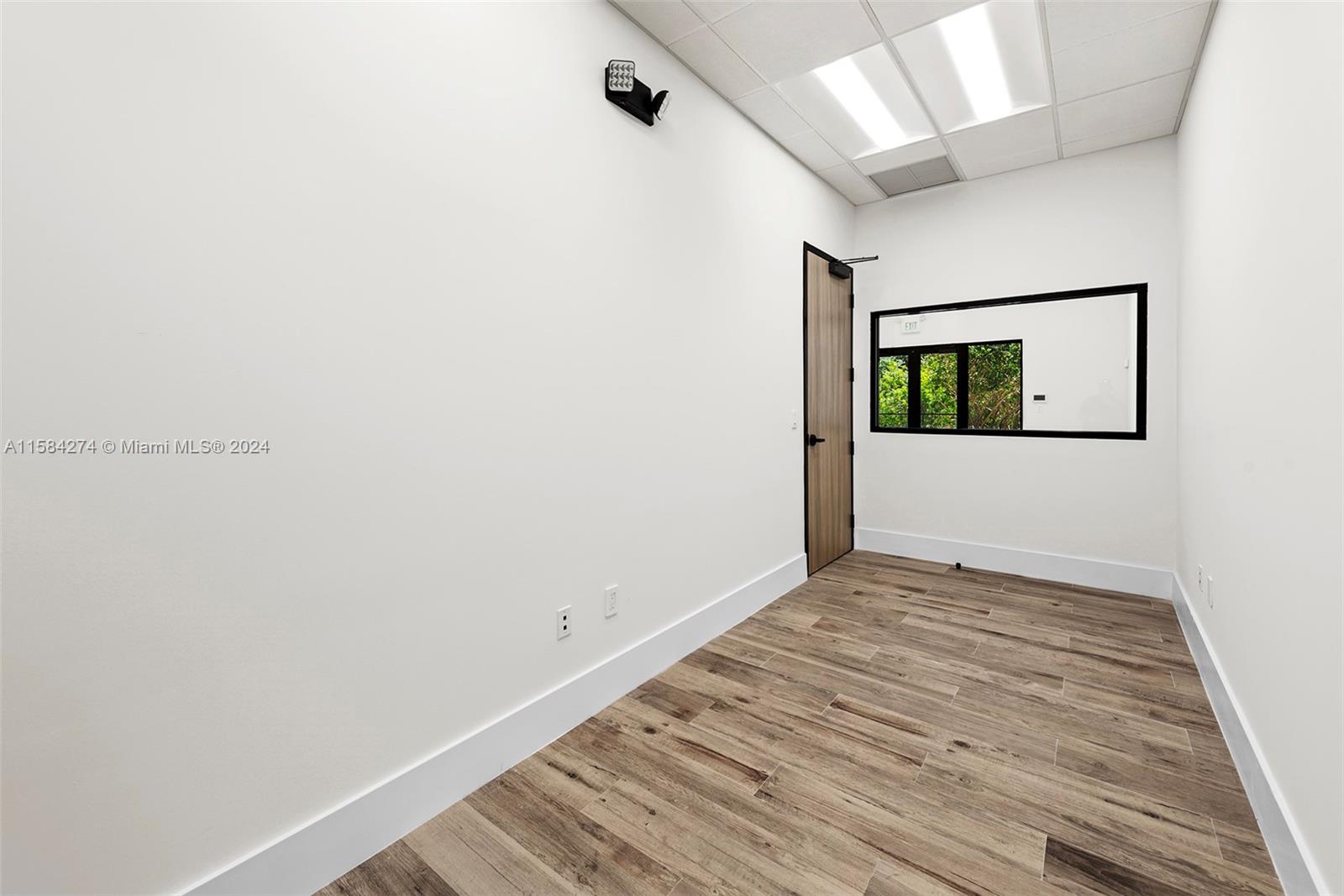 1930 N 30th Road Suite 6 Property Photo 7