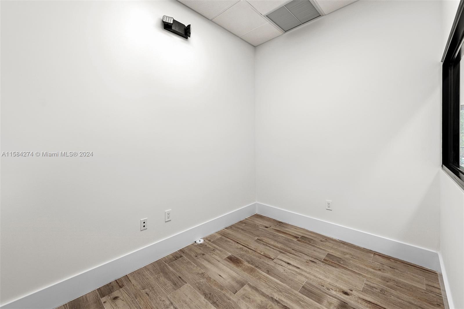 1930 N 30th Road Suite 6 Property Photo 8