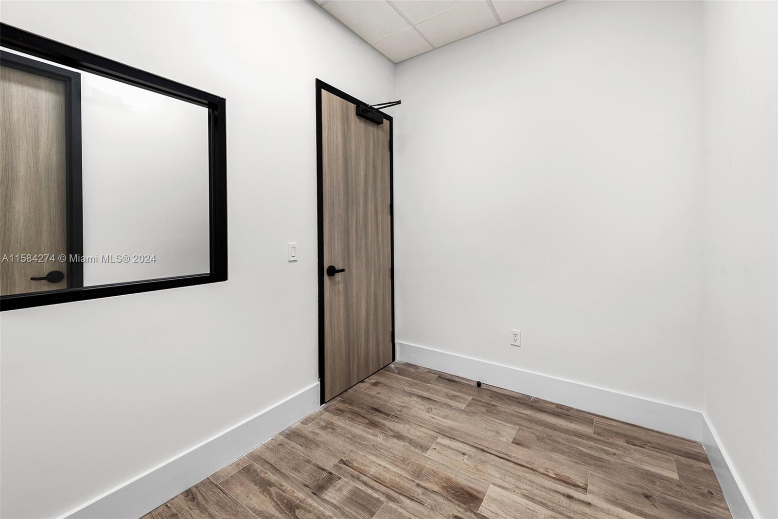 1930 N 30th Road Suite 6 Property Photo 9