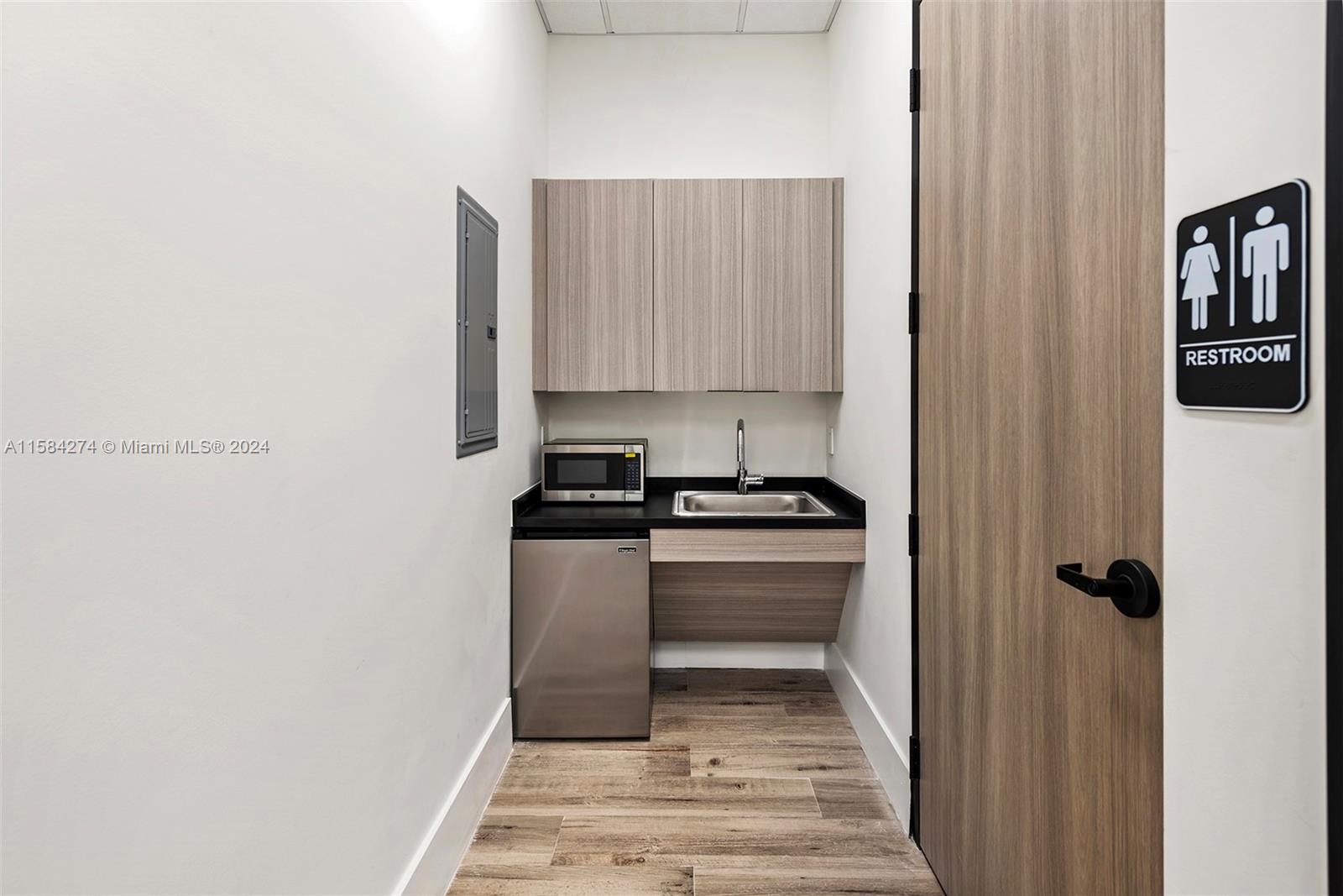 1930 N 30th Road Suite 6 Property Photo 10