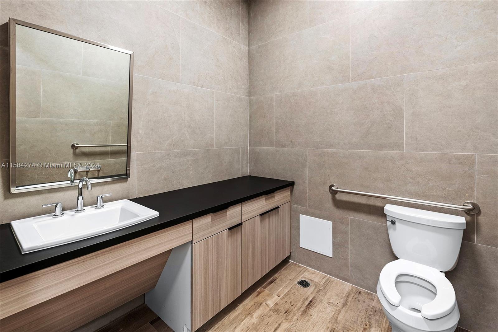 1930 N 30th Road Suite 6 Property Photo 11