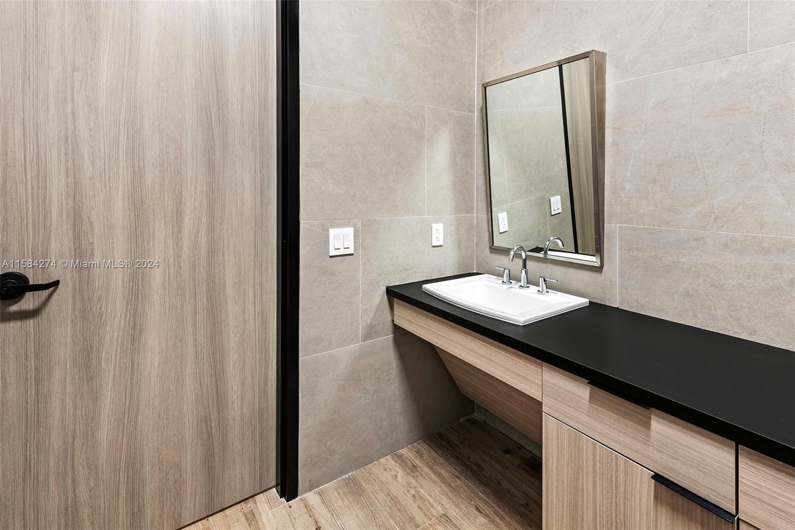 1930 N 30th Road Suite 6 Property Photo 12